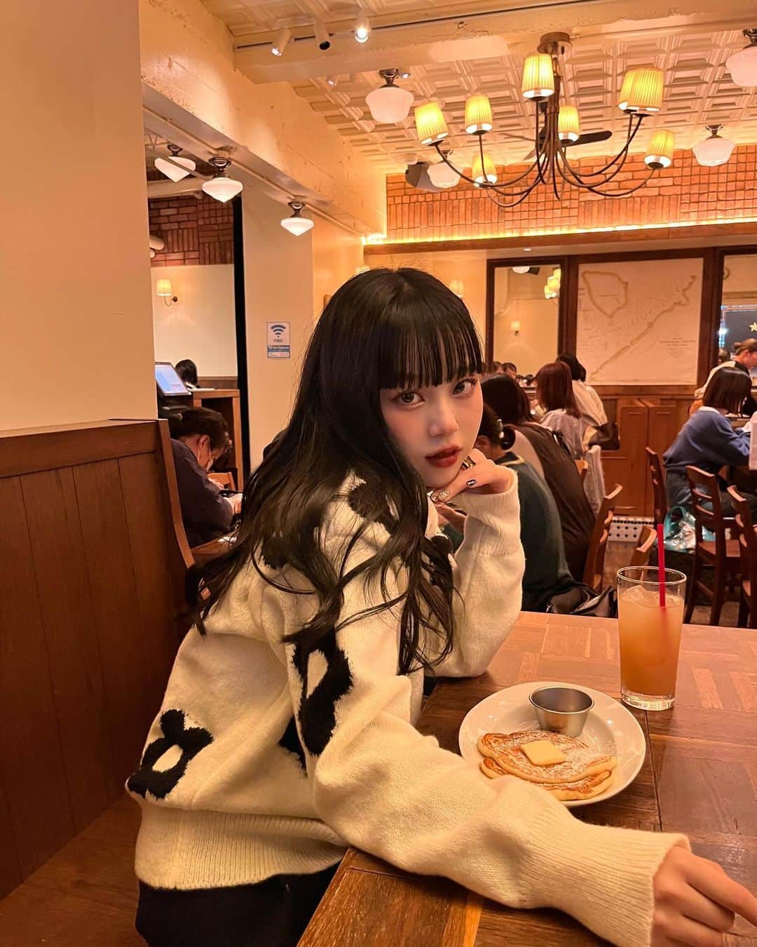 びすこのインスタグラム：「黒髪の時はモノトーン着たい派🙋🏻🩶」