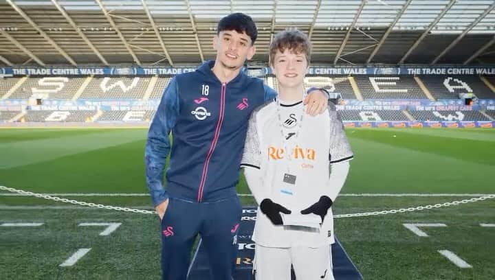 スウォンジー・シティAFCのインスタグラム：「🦢 Making dreams come true 🦢  @swansofficial midfielder @charliepatino10 helped the Foundation give @premierleague pan-disability participant Jack a day he’ll never forget, as he led the Swans out @swansea.comstadium 🏟️  The Foundation’s pan-disability sessions have opened up a pathway for Jack to play the game, something he never thought would be possible 🤍🖤」