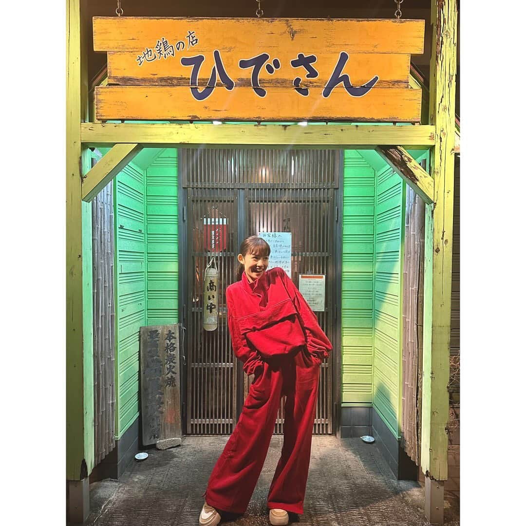 脇あかりさんのインスタグラム写真 - (脇あかりInstagram)「小さい頃からお世話になってる… 大好きな地鶏のお店ひでさん🥰  予約取れて久々に行くことができて、嬉しかった😭 煙もくもくの中、食べる地鶏はたまらん☺️🍻 最高に…うまぃ！！ バスツアーでも行ったひでさん！！ “ファンの方が来てくれたよ！！” と話して下さいました😭💗 ありがとうございます😢嬉しい！！！  また、リール載せます😎  #ひでさん　#大分県　#大分観光 #別府 #別府鉄輪　#鉄輪　#炭火焼き」12月13日 20時58分 - akari_waki_official
