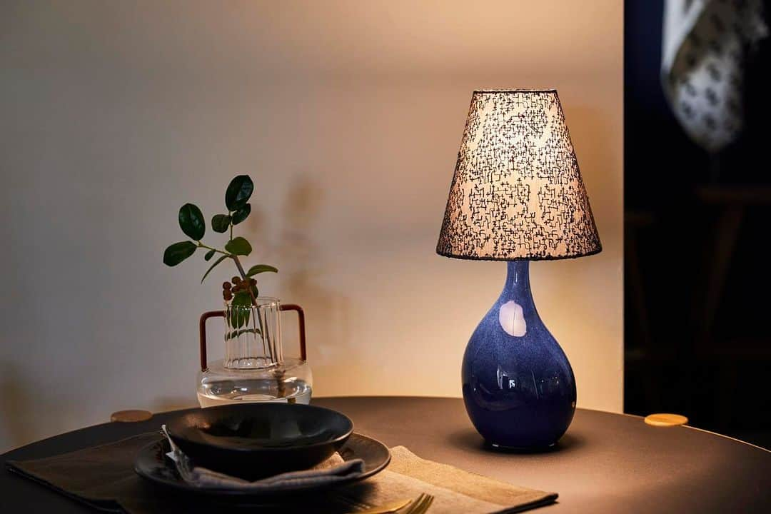 IDÉE／イデーのインスタグラム：「"羊雲"と名付けられたkijinokanoseiのファブリックを、IDÉEの"AIL VASE LAMP"に数量限定であしらいました。  手仕事のクロスステッチのような刺繍はうつり変わる秋の空を表現しています。  ライトグレーの刺繍は少し肌寒く感じる夕暮れ、枯れ葉の舞う野原を、チャコールはしんとした冬の夜空をイメージし、一針一針景色が綴られています。  石川県かほく市にご夫婦で営まれている小さな刺繍工場があり、日々すこしづつゆっくりと刺繍が仕上がっていきます。光をともせば刺繍の印影を、光をともさなくても表情豊かなテクスチャーを感じる事ができます。  光を得ることで、また見る角度によって温かく優しいさまざまな表情を楽しむことができます。サイドテーブルやベッドサイドなど、小ぶりなサイズながら空間に独特のリズムを与えてくれるアクセントとして効果的なランプです。  #IDÉE #IDÉESHOP #idee #ideeshop #イデーショップ #イデー #interior」