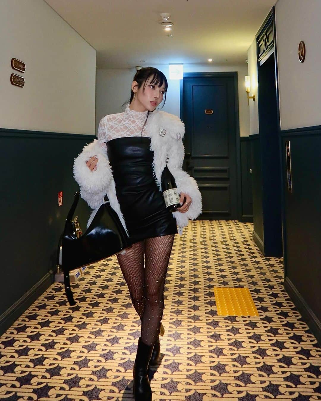 ソミンさんのインスタグラム写真 - (ソミンInstagram)「#광고  ON MY WAY TO S.S.C. PARTY !🥂🍾🎄 연말룩에도 딱인 미니멀하고 시크한 디자인의 2way 오드백🖤 자연스러운 쉐입과 수납성이 좋아 데일리 백으로도 추천!!✨이번 연말룩은 저와 같이 오드백으로 완성시켜 보는건 어떨까요~~?🎁 #스탠드오일 #오드백 #STANDOILSOCIALCLUB」12月13日 21時00分 - somin_jeon0822