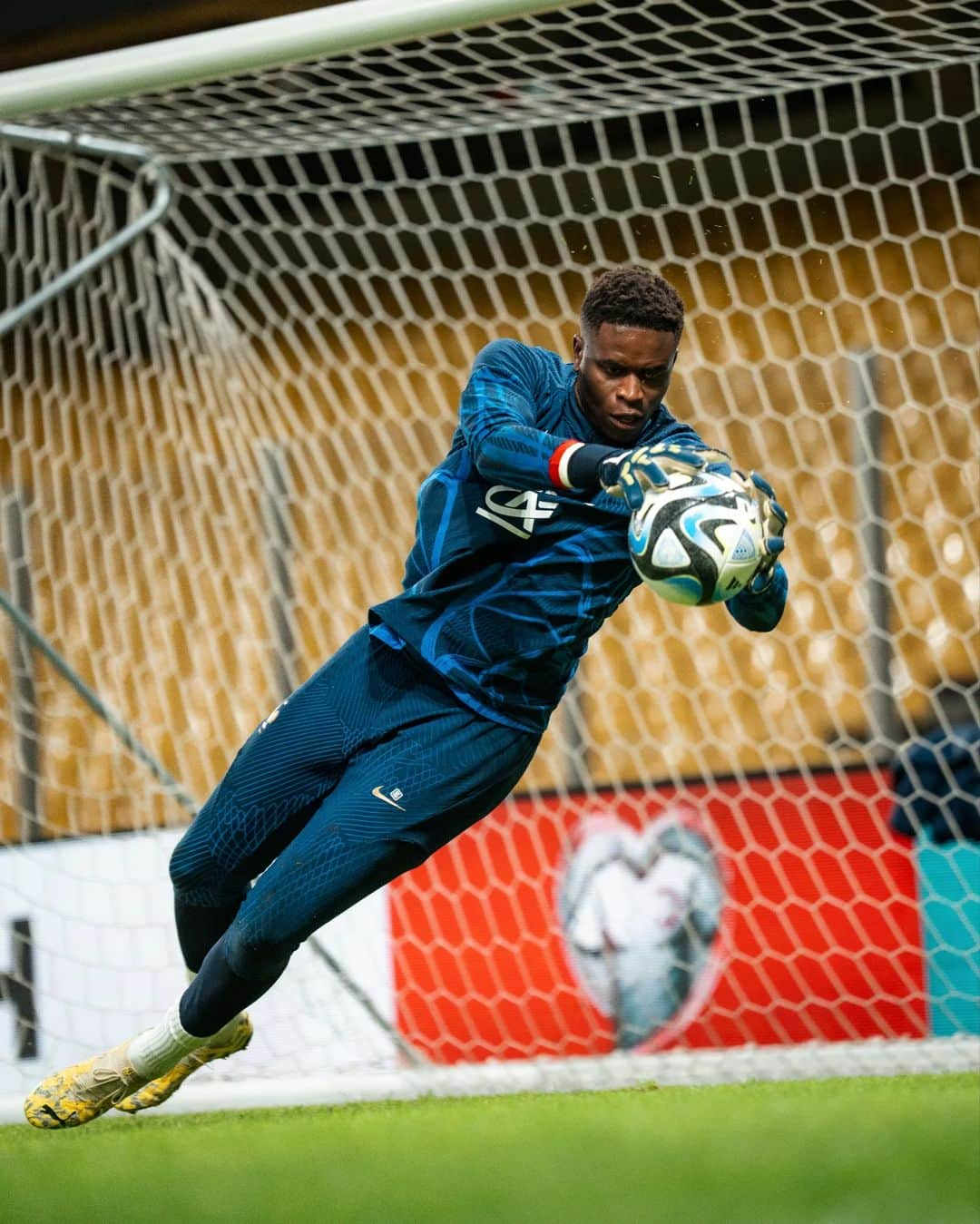 サッカー フランス代表チームのインスタグラム：「@brice_samba1 🧤🔥  #FiersdetreBleus」