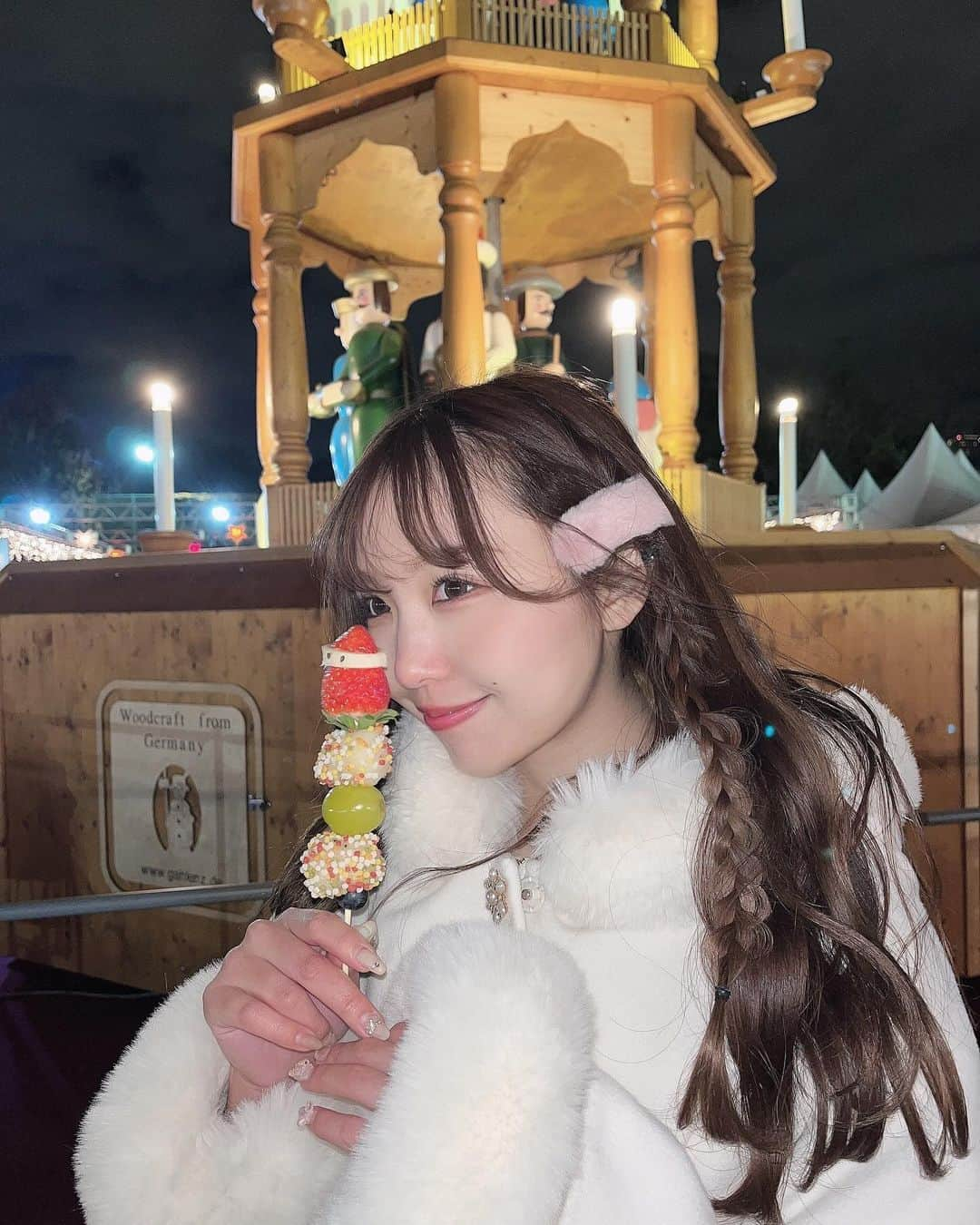 夏井さらのインスタグラム：「🍓❄️💭  去年はサンタさんのいちご飴食べた気がするんだけど 今年はサンタさんのお餅になってた、、！ かわよい＾＾＾＾♡  . . . #東京クリスマスマーケット #クリスマスマーケット #フレンチガーリー #フレンチガーリーコーデ」