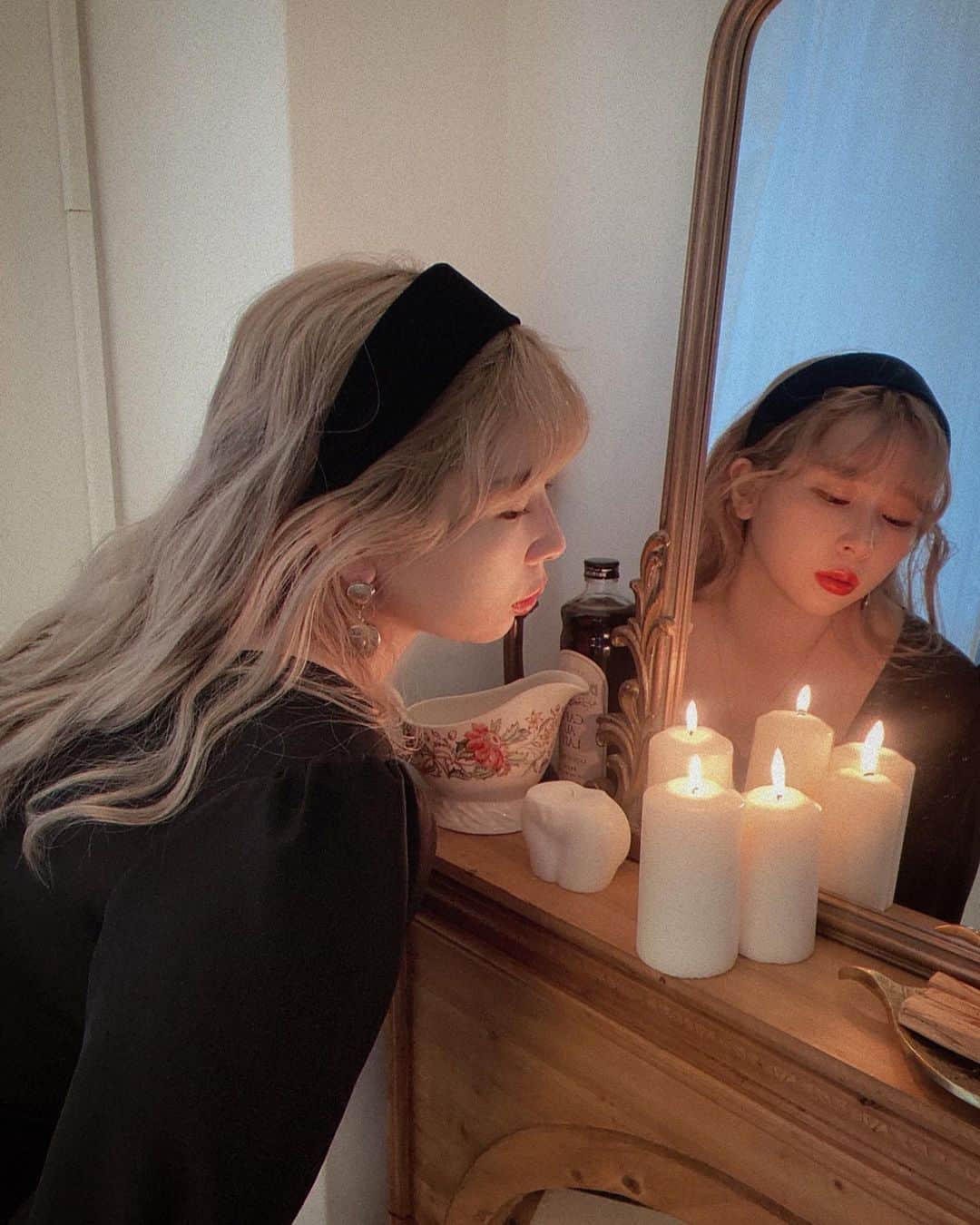 puinpiのインスタグラム：「🎄♡  普段はラフなのが好きだけど、  街がキラキラしてきて、それを見てたら 髪をくるくるにして、いつもと違う自分で出かけたい気分になる😌♡  #Pui#Puishop #ワンピース#ヘアスタイル #クリスマス#Christmas」
