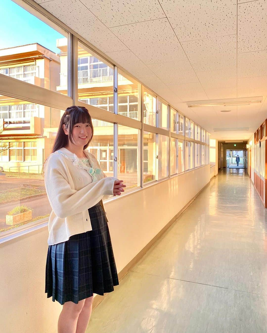 西原さつき（さつきぽん）のインスタグラム：「この冬も色んな学校まわっています！ 講演会は毎年11月〜12月に多くて、テスト期間や行事の合間を縫ったこのくらいの時期がちょうど良いのかな？って感じます❄️ 今年は北海道から、宮崎県まで移動できてとても楽しい🌼ご当地の美味しいものを食べたり出来るとテンション上がります🍲 話を聞いてくれた学生の皆さんも、本当にありがとう‼︎講演会って、一方的に聞かされて疲れちゃわないかなとか、この話って面白いかな？って考えながら話しているのですけれど、終わったあとに話しかけてもらえたり一緒に写真撮ったりしてると「来てよかった」と幸せな気持ちで満たされます😭✨ ⁡ 新潟県　小千谷高校 新潟県　内野中学校 新潟県　五泉中学校 東京都　私立中学高等学校協会 千葉県　酒々井町生涯学習課 千葉県　中台中学校 長野県　高瀬中学校 愛知県　愛知総合工科高等学校 愛知県　中村高等学校 兵庫県　氷丘中学校 ⁡ みなさん、ありがとうございました‼︎ またどこかでお会いできたら嬉しいです☺️ ⁡ 来週は京都です🍵 ⁡ #さつきぽん #乙女塾 #スタジオさつきぽん #カンコー学生服 #トランスジェンダー #transgender #講演会」