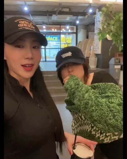 チェ・ガンヒのインスタグラム：「체육관에서 사귄 내 운동 친구 매일 아침 참새처럼 나를 쪼아주는 ㅎ 입에 필터가 있는지 좋은말 밖에 할줄모르는 희안한 여자. 양관장님 이랑 두사람 언제나 고맙습니다~~~~ 오로지 점점더 고마운. (저의 제스추어는 빨리 떡볶이 먹자는 뜻임ㅎㅎ) #옷을입다만게 포인트다ㅎ #감사합니데이」