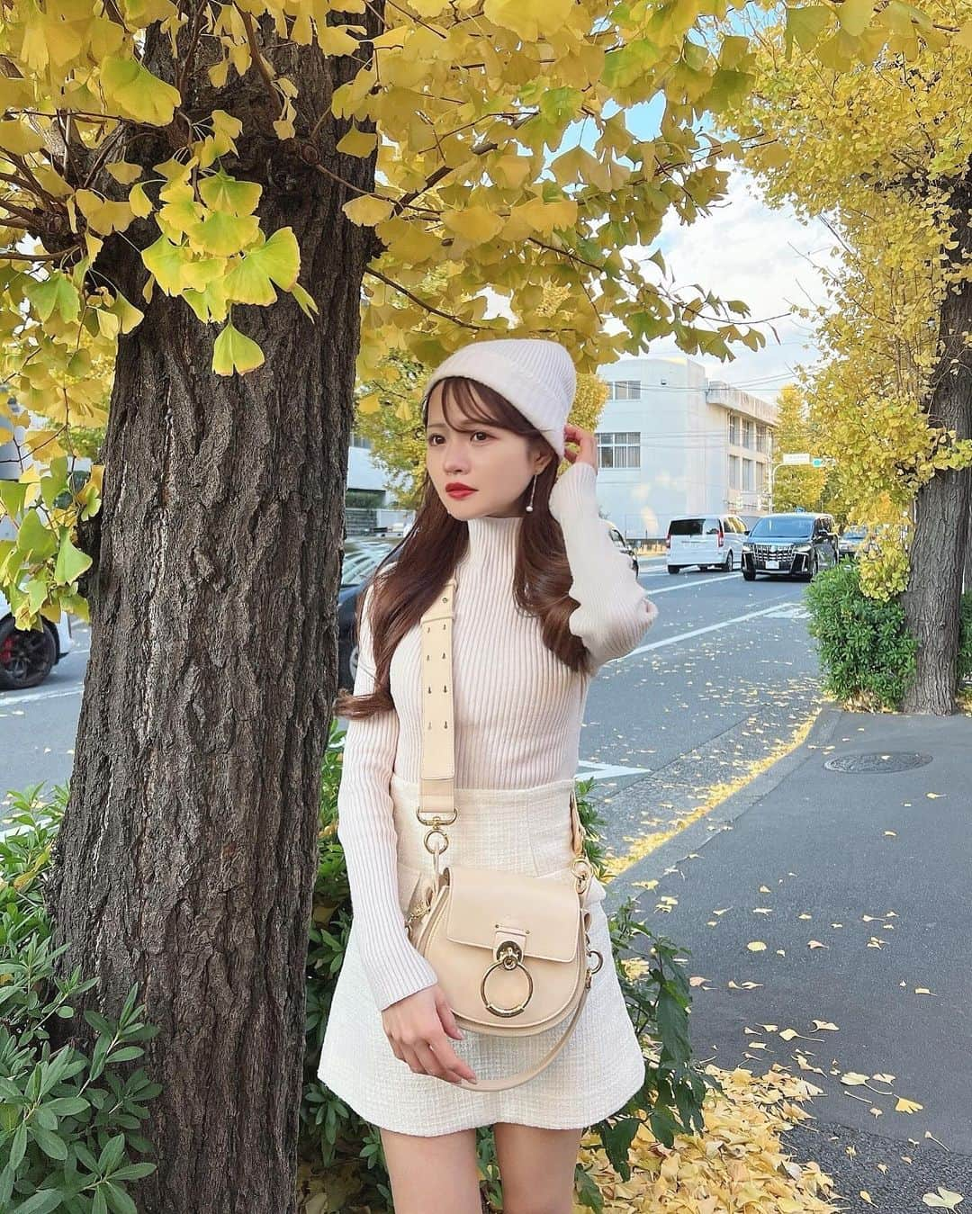 Isakoのインスタグラム：「#chloe coordinate🧸🤎🍂  ちょっとだけカジュアルな日🤎  新作のニット帽が仲間入り🧶 スノボにも使いたいなあ♡  ニット帽 & バック @chloe  ニット @grl_official  スカート @dinoble_official  イヤリング @cene_316l   可愛いカフェはpapas cafe 広尾🍁 紅葉がとっても素敵でした🥹  #chloé#クロエ#dinoble#恵比寿カフェ#広尾カフェ」