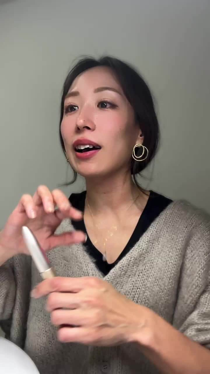 Miho Tanakaのインスタグラム：「結果が出る！ まつ毛美容液〝エマーキット〟  みいこまーす(ライブコマース)でした👏👏  驚くほど成分が濃い！ だからこそ結果にコミットしてくれるよ。  まつ毛美容液によく言われている色素沈着についても語っています。  使い方さえ守れば怖くないので特別割引を使ってぜひ試してみてね🙌 ※12月末まで  【40%OFF & 1,000円分スキンケア🎁】  プロフィールリンク🔗からCheckしてみてね！  #みいこまーす #ライブコマース #まつ毛美容液 #まつ育」