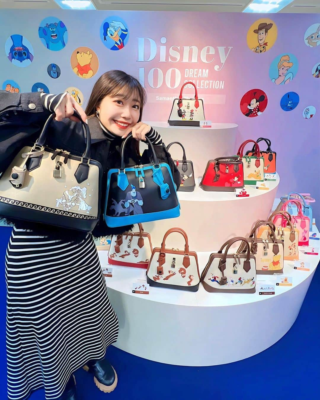 中島奈津希のインスタグラム：「🏰💫🛒🛍️ ⁡ ⁡ ⁡ 本日12/13から開催中の ＂Disney100 THE MARKET in 伊勢丹新宿店＂に 姉妹で取材させていただいたよ👩🏻‍🤝‍👩🏼🛒🛍️ ⁡ ⁡ 「ディズニー100」をテーマにしたデザインの限定アイテムはもちろん、 ディズニー100周年記念作品『ウィッシュ』のアイテムも登場💜💫 Disney100 THE MARKETは以前も取材させていただいていたのだけど 『ウィッシュ』のアイテム以外にもめちゃくちゃアイテムが増えてる！！！ ⁡ ⁡ ⁡ ⁡ テンション上がったのは Samantha Thavasaさん(@samantha.thavasa_official )が 対象店舗、公式オンラインショップにて 1日1キャラクターで販売されていた全100キャラクターが集結&その場で購入できるの😍😍 ヘラクレスもばっちりチェック🏺⚡️ 実物見れずに悩んでいた方はこの機会にぜひ！ ⁡ ⁡ 他にもDisney SWEETS COLLECTION by 東京ばな奈さん (@tokyobanana_jp )からは 『ウィッシュ』のショコラサンドが登場😍😍 かわいい巾着付のセットもあったよー💜 ⁡ ⁡ ⁡ ⁡ ⁡ ⁡ 他にも初めて見るアイテムがたくさんあったから ぜひ隅々まで見てみてね🫶🛍️💫 ⁡ オープン前に取材させていただいたから 今度ゆっくりお買い物行こう👩🏻‍🤝‍👩🏼🛒🛍️🛍️🛍️🛍️ ⁡ —————————— ＂Disney100 THE MARKET in 伊勢丹新宿店＂ 📍伊勢丹新宿店6階 🕰️2023年12月13日（水）～12月20日(水） ※最終日午後6時終了 —————————— ☁️☁️☁️☁️☁️☁️☁️☁️☁️☁️☁️☁️☁️☁️ #disney#disney100 #disney100themarket#伊勢丹新宿#ディズニーグッズ#ウィッシュ# wish#サマンサタバサ#東京ばな奈#ディズニーコーデ」