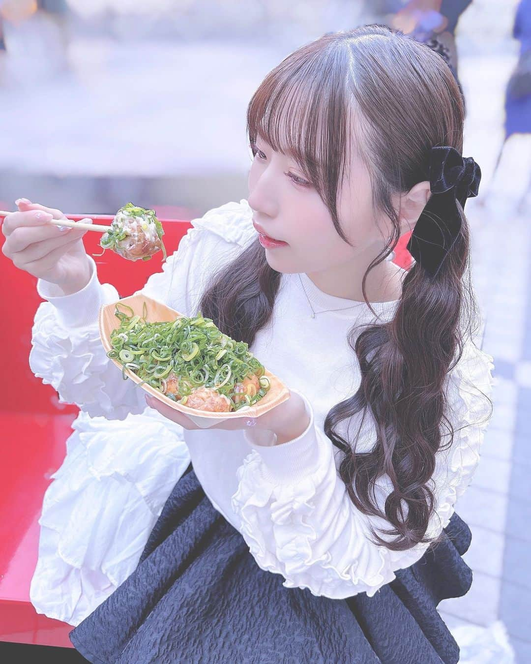 城崎ひまりさんのインスタグラム写真 - (城崎ひまりInstagram)「大阪に帰ると毎回食べるはなだこ🐙🖤 ねぎだこでだし醤油がいっちゃん好き🫶  ※タコは友人が美味しくいただきました🐙 . . . . . #大阪#たこ焼き#はなだこ#大阪観光#大阪旅行#osaka#大阪グルメ#大阪ランチ#大阪駅#梅田ランチ#梅田#osakafood#グルメ#東京#ファッション#可愛い#かわいい#follow#フォローミー#自撮り#可愛い女の子#かわいい女の子#アイドル#girl#idol#kawaiigirl#kawaiifashion#followme#フレンチガーリー#フレンチガーリーコーデ」12月13日 21時16分 - shirosakihimari