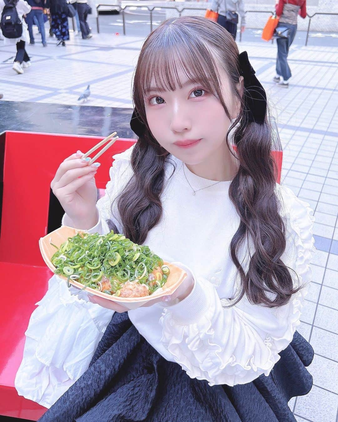 城崎ひまりさんのインスタグラム写真 - (城崎ひまりInstagram)「大阪に帰ると毎回食べるはなだこ🐙🖤 ねぎだこでだし醤油がいっちゃん好き🫶  ※タコは友人が美味しくいただきました🐙 . . . . . #大阪#たこ焼き#はなだこ#大阪観光#大阪旅行#osaka#大阪グルメ#大阪ランチ#大阪駅#梅田ランチ#梅田#osakafood#グルメ#東京#ファッション#可愛い#かわいい#follow#フォローミー#自撮り#可愛い女の子#かわいい女の子#アイドル#girl#idol#kawaiigirl#kawaiifashion#followme#フレンチガーリー#フレンチガーリーコーデ」12月13日 21時16分 - shirosakihimari