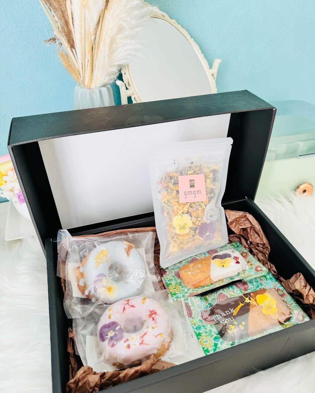 ミシェリマリコさんのインスタグラム写真 - (ミシェリマリコInstagram)「可愛いお花のドーナツ🍩とブルーの紅茶🩷✨ この可愛らしい商品は @gmgm.koenji さんの商品だよ♪  内容はこちら👇 gmgmの商品を贅沢につめこんだBox🎵 ・お花の焼きドーナツ×２個 ・お花のクッキー×２枚 ・gmgmオリジナルハーブティー  ５種類の花を中心としたハーブをブレンドした、 【青いお茶】gmgmオリジナルブレンドのハーブティー。  お花の焼きドーナツは「レモンカスタード ×マリーゴルド」と「クリームチーズいちご×サフラワー」の２種類。 そしてお花のクッキー２個と青いハーブティーのセット♪  嬉しい成分はこちら👇🩷 食物繊維や鉄分が多く 　女性の体に優しい全粒粉を使用 ・身体を冷やすと言われている白砂糖を使わず 　きび砂糖を使用 ・植物の色素のみを使用し（ビーツ・バタフライピーなど） 　合成着色料不使用 ・保存料、香料不使用 ・ショートニング、マーガリン不使用 「焼き」ドーナツなのでカロリーは油で揚げたドーナツのおよそ半分。 バターとはちみつをたっぷり使用し しっとりとした重みのある生地に仕上げました。 花の魅力、見た目の美しさを追求しながらも 「安心できる素材」や「特別な美味しさ」を 妥協せず作り上げた 上質な焼きドーナツです。  カロリーも抑えれるのにこんなに可愛い😍✨ ギフトに🎁、お客様のおもてなしに♪ 喜ばれる事間違いなし‼️  本当美味しくて素敵な商品でした🩷 また食べたい♪  #pr #グムグムドーナツ #お取り寄せ #お取り寄せグルメ #お取り寄せスイーツ #スイーツ #ドーナツ #お取り寄せドーナツ #グルメ #グルメ女子 #スイーツ女子 #お花のドーナツ #お花スイーツ #お花紅茶」12月13日 21時16分 - michellymariko