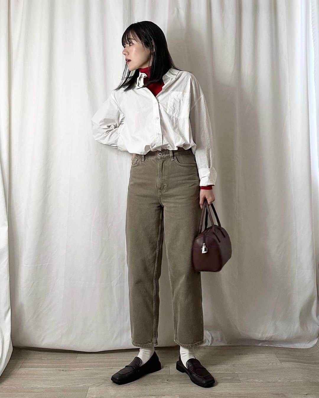 かほこ。さんのインスタグラム写真 - (かほこ。Instagram)「ㅤㅤㅤㅤㅤㅤㅤㅤㅤㅤㅤㅤㅤ ㅤㅤㅤㅤㅤㅤㅤㅤㅤㅤㅤㅤㅤ outer : #stylemixer knit : #uniqlo shirt & scarf : #zara denim : #cos bag : #bonlecill ㅤㅤㅤㅤㅤㅤㅤㅤㅤㅤㅤㅤㅤ レイヤードしまくった日（暑すぎた） やわらかい色味のカジュアルコーデに赤を差し色でいれました❤️ ㅤㅤㅤㅤㅤㅤㅤㅤㅤㅤㅤㅤㅤ 結局コラージュ2個並んじゃったので 背景をベージュにしてみました🥲 ㅤㅤㅤㅤㅤㅤㅤㅤㅤㅤㅤㅤㅤ #kaho_fashion」12月13日 21時17分 - xxokohakxx