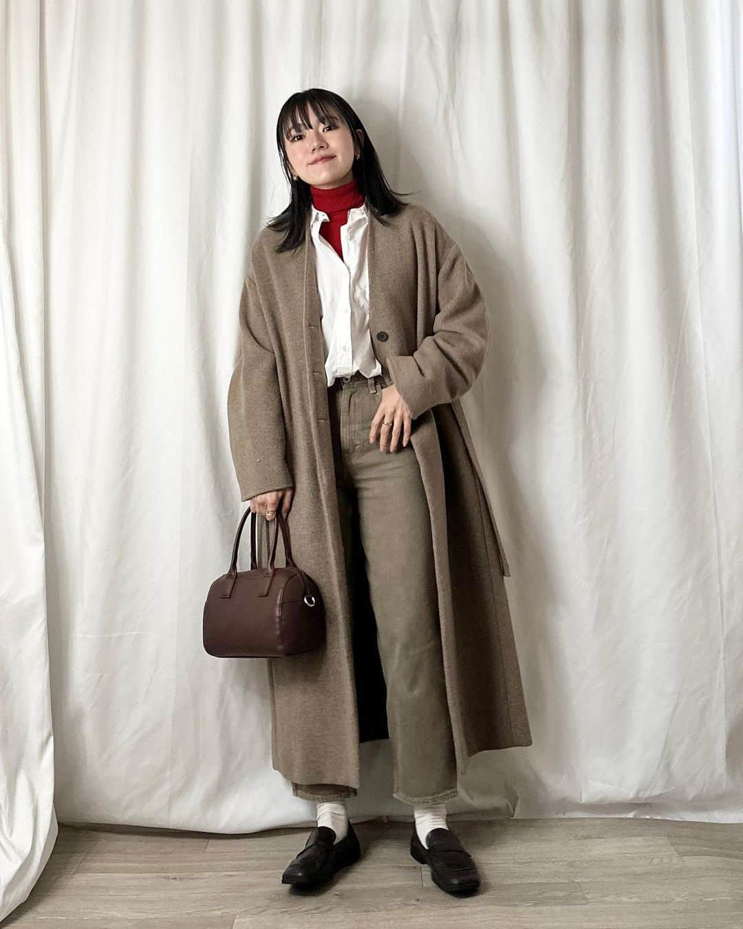 かほこ。さんのインスタグラム写真 - (かほこ。Instagram)「ㅤㅤㅤㅤㅤㅤㅤㅤㅤㅤㅤㅤㅤ ㅤㅤㅤㅤㅤㅤㅤㅤㅤㅤㅤㅤㅤ outer : #stylemixer knit : #uniqlo shirt & scarf : #zara denim : #cos bag : #bonlecill ㅤㅤㅤㅤㅤㅤㅤㅤㅤㅤㅤㅤㅤ レイヤードしまくった日（暑すぎた） やわらかい色味のカジュアルコーデに赤を差し色でいれました❤️ ㅤㅤㅤㅤㅤㅤㅤㅤㅤㅤㅤㅤㅤ 結局コラージュ2個並んじゃったので 背景をベージュにしてみました🥲 ㅤㅤㅤㅤㅤㅤㅤㅤㅤㅤㅤㅤㅤ #kaho_fashion」12月13日 21時17分 - xxokohakxx