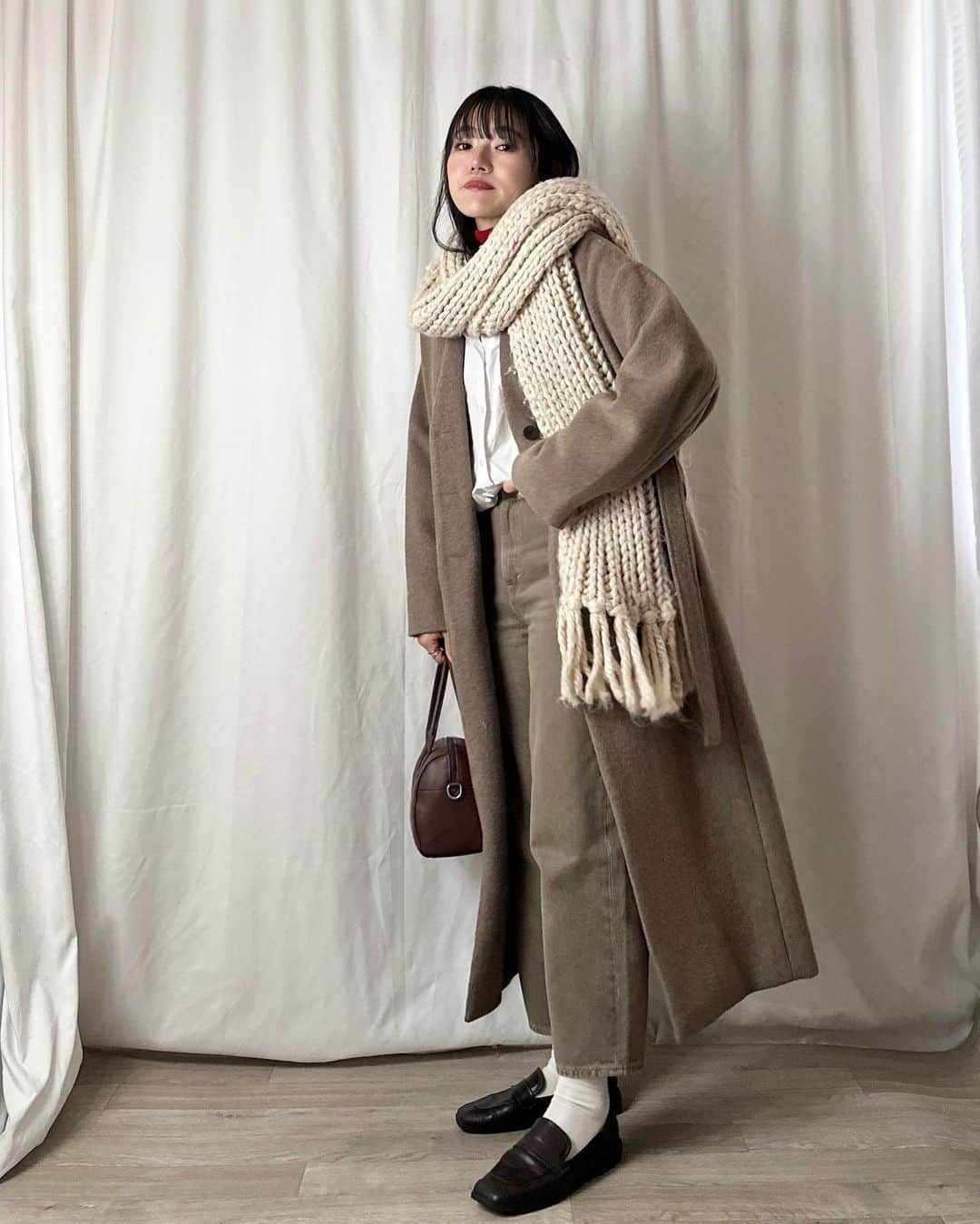 かほこ。さんのインスタグラム写真 - (かほこ。Instagram)「ㅤㅤㅤㅤㅤㅤㅤㅤㅤㅤㅤㅤㅤ ㅤㅤㅤㅤㅤㅤㅤㅤㅤㅤㅤㅤㅤ outer : #stylemixer knit : #uniqlo shirt & scarf : #zara denim : #cos bag : #bonlecill ㅤㅤㅤㅤㅤㅤㅤㅤㅤㅤㅤㅤㅤ レイヤードしまくった日（暑すぎた） やわらかい色味のカジュアルコーデに赤を差し色でいれました❤️ ㅤㅤㅤㅤㅤㅤㅤㅤㅤㅤㅤㅤㅤ 結局コラージュ2個並んじゃったので 背景をベージュにしてみました🥲 ㅤㅤㅤㅤㅤㅤㅤㅤㅤㅤㅤㅤㅤ #kaho_fashion」12月13日 21時17分 - xxokohakxx