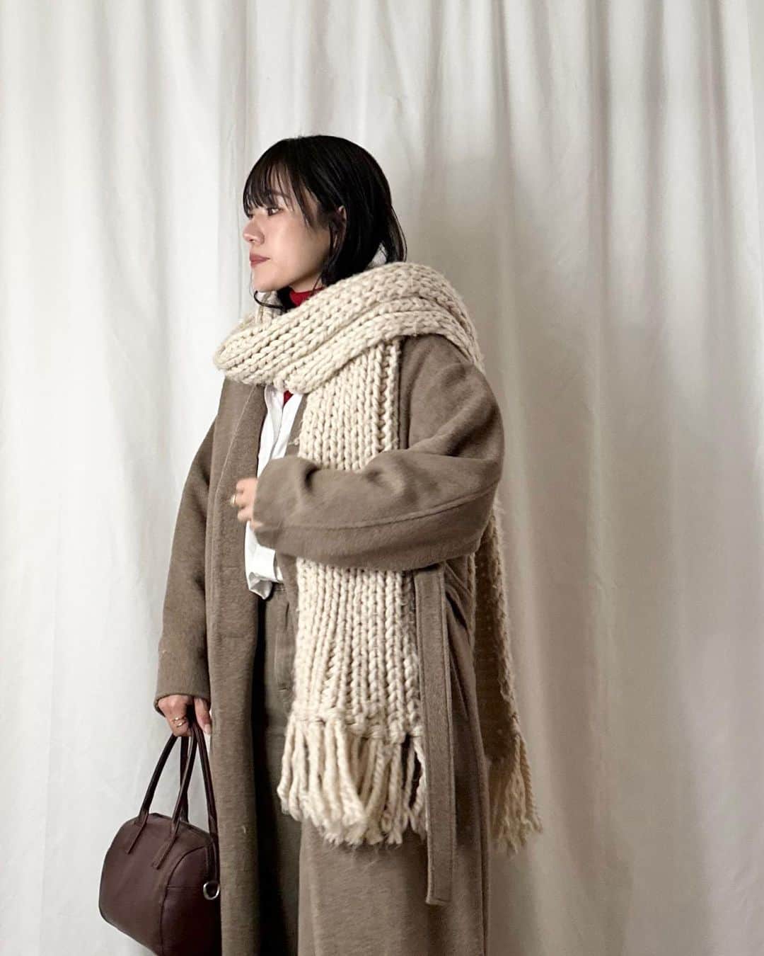 かほこ。さんのインスタグラム写真 - (かほこ。Instagram)「ㅤㅤㅤㅤㅤㅤㅤㅤㅤㅤㅤㅤㅤ ㅤㅤㅤㅤㅤㅤㅤㅤㅤㅤㅤㅤㅤ outer : #stylemixer knit : #uniqlo shirt & scarf : #zara denim : #cos bag : #bonlecill ㅤㅤㅤㅤㅤㅤㅤㅤㅤㅤㅤㅤㅤ レイヤードしまくった日（暑すぎた） やわらかい色味のカジュアルコーデに赤を差し色でいれました❤️ ㅤㅤㅤㅤㅤㅤㅤㅤㅤㅤㅤㅤㅤ 結局コラージュ2個並んじゃったので 背景をベージュにしてみました🥲 ㅤㅤㅤㅤㅤㅤㅤㅤㅤㅤㅤㅤㅤ #kaho_fashion」12月13日 21時17分 - xxokohakxx