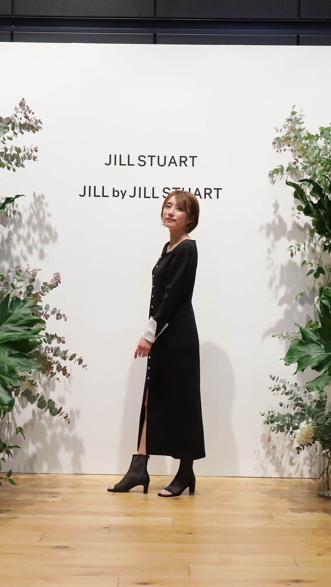 細田阿也のインスタグラム：「@jillstuart.jp  #2024ss #2024sscollection   #multifacetedgem  多面的な魅力、年齢を重ねながら変わる価値観 変わらないこだわり 自分らしさと憧れ。 揺れ動く気持ちを大切に、ファッションを通して日常を彩る。 繊細さと大胆さ、優しさと強さ。  今回の　#展示会　 コンセプトにも ぐっと共感し 袖を通す高揚感。  クールなスタイリッシュな中の #ジルスチュアート　らしさに心くすぐられました♡  @hazukijillstuart_ 葉月さん♡ @kaori_jillstuart かおりさん♡ お会いできて かーなーりうれしかったです☺️❤️  様々なコラボもあり 公私ともに欲しいアイテムばかり♡ はい！私、がんばるっ。  1993年　#ジルスチュアート　発表され 1997年渋谷路面店に足繁く通って、、、 一途に思い続ける 今なお私の1番のモチベーション。  @lia.graces.japan  今の私とこれからの未来 クリスタルのお守りワークショップ 楽しかったです！ 希望、愛情を選びました✨ #jillbybasic」