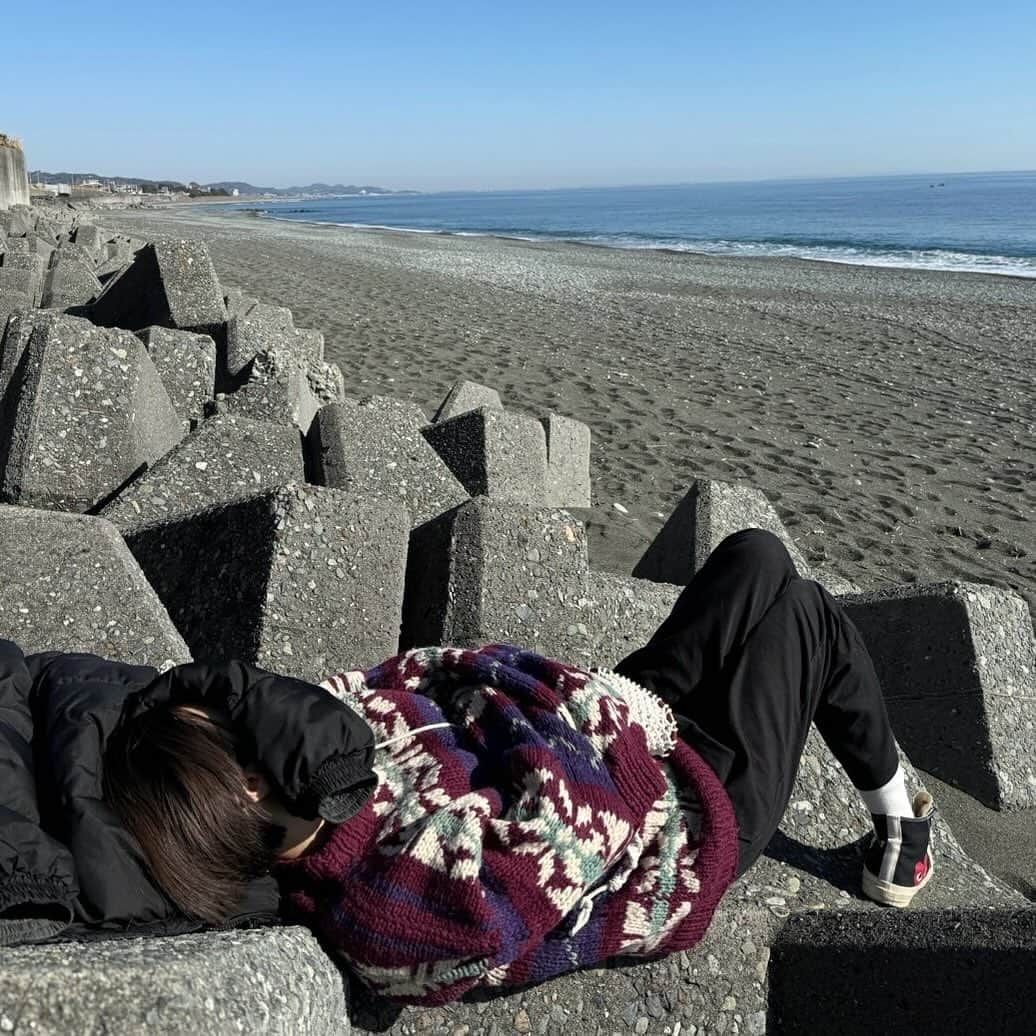 坂本澪香さんのインスタグラム写真 - (坂本澪香Instagram)「いつかの写真振り返ってたら 私3ヶ月に1回は岩の上で寝たり石の上に寝てる。 岩盤浴だべえ。こでは。 冬眠したい、1週間前から風邪拗らせて鼻声。 #整い」12月13日 21時20分 - mxshiroxsocka_s1278