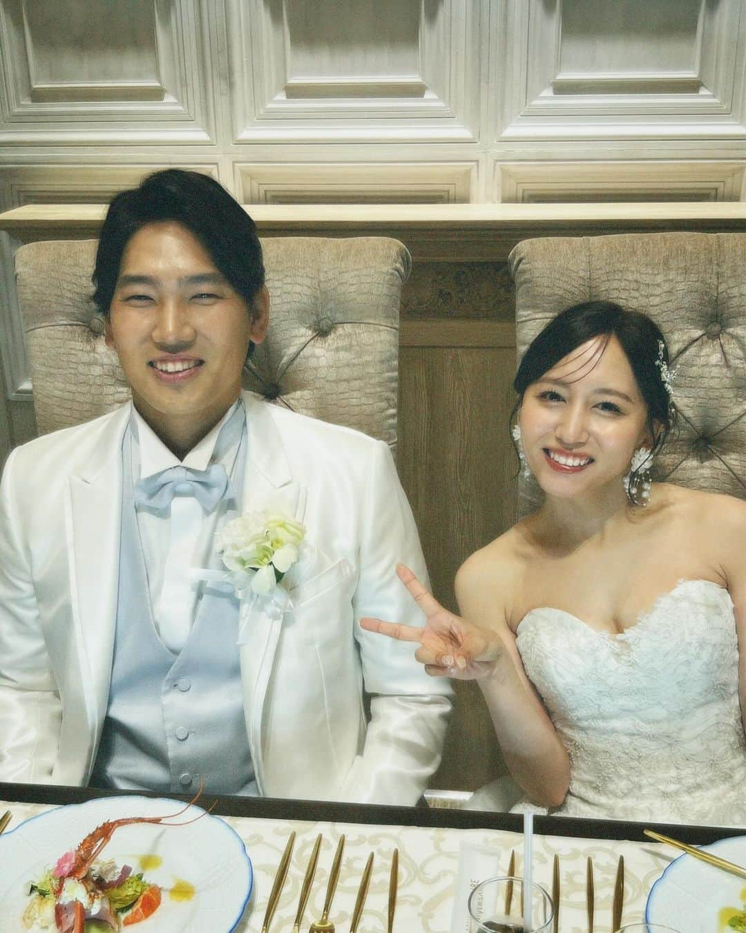 加藤玲奈さんのインスタグラム写真 - (加藤玲奈Instagram)「改めてみなるんさんの結婚式に出席させていただきました☺️  梅田チームBから急激に仲良くなって、 大人になってよりなんでも話すようになって、 先輩だけど本当に本当に大好きなお友達🥺(勝手に笑) そんなみなるんさんの結婚式、可愛くて可愛くて小さくて愛おしくてとても幸せな気持ちになりました🥹🤍  みなるんさんの幸せそうな顔一生忘れません😌 改めておめでとうございます。  この先も変わらずずーっとずーっと仲良くしてね☺️」12月13日 21時22分 - katorena_ktrn