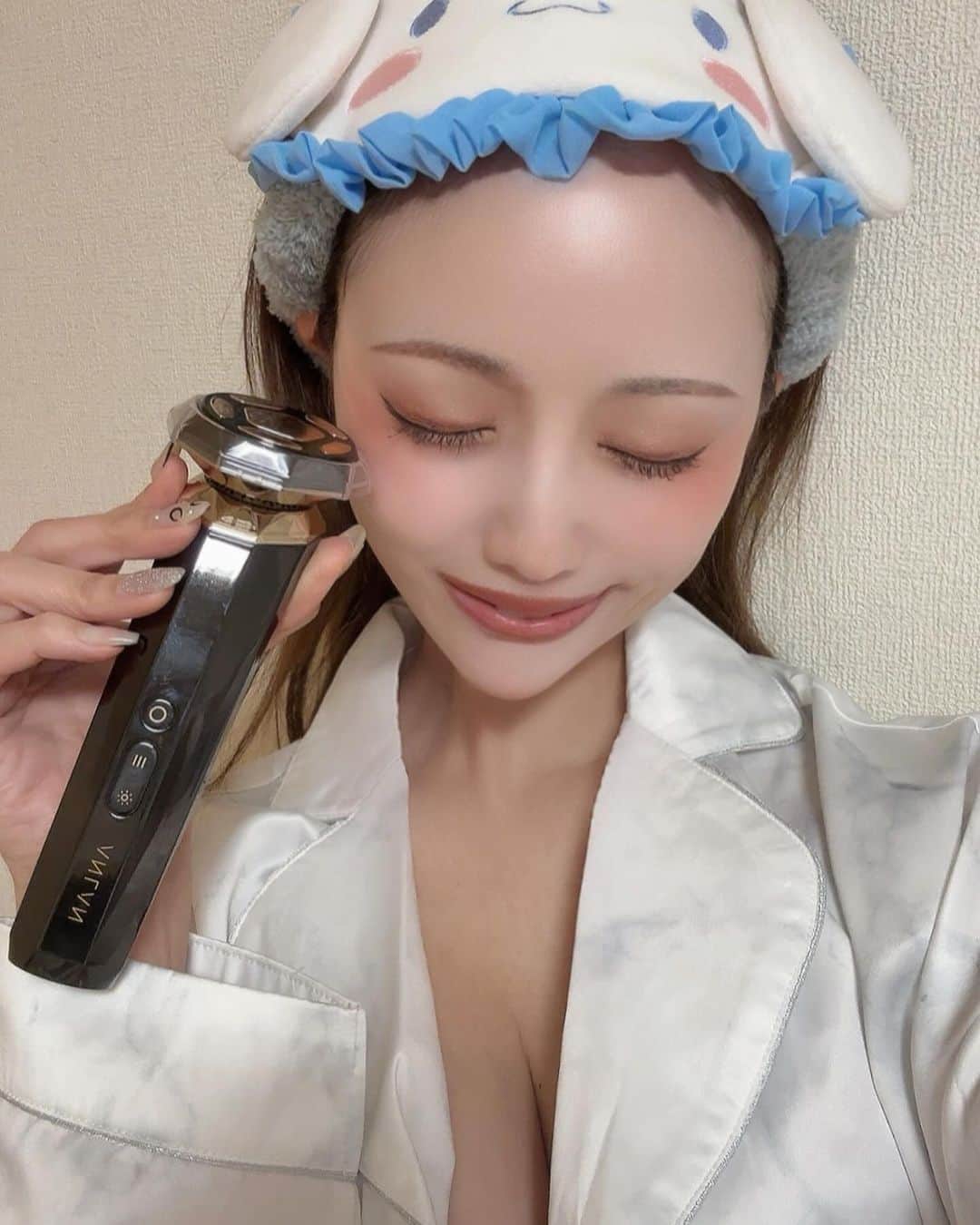 ともさんのインスタグラム写真 - (ともInstagram)「最近かなーーり お肌ケアに力を入れてる アラフォーです🙋‍♀️  年齢を重ねるごとに 肌を労るようになってる🤭🧴  Qoo10　 ♡BIGSALE情報♡  @anlan_official_japan  これ一台で 自宅でトータルエステ💆‍♀️できちゃう♥️  1台9役 13種類効果🥹 ５つ美肌モードで 年齢肌「シワ、小じわ、ほうれい線、たるみ、うすいシミ、くすみなど」の悩みに対応してます♡  ANLANのPRM技術を加え、 2MHz高周波RFで肌に温まりの深さUP、 均一性UPや効率UP、 効果的にエイジングケア イオンの力でクレンジングや浸透・保湿の効果UP。EMSリフトケア、小顔の効果も.....♡  平らなヘッド× 18K純金メッキ、 肌との摩擦を軽減し、 敏感肌の方でも使えます♡♡  年末BIGSALEｘクリスマス期間 「12月5日-12月17日」で 【ANLAN RF温冷美顔器PRO】が 30％OFF以上でゲットできるよ♡ 是非checkしてね♡♡♡  @anlan_official_japan   #Qoo10  #クリスマス  #クリスマスプレゼント#ANLAN  #アンラン #RF温冷美顔器PRO #RF温冷美顔器 #温冷美顔器 #RF美顔器 #家庭用美顔器 #美顔器 #EMS美顔器  #イオン美顔器#エイジングケア #シワ #たるみ #くすみケア #スキンケア #毛穴ケア#pr#シナモン#ターバン」12月13日 21時22分 - tomo0510nagi
