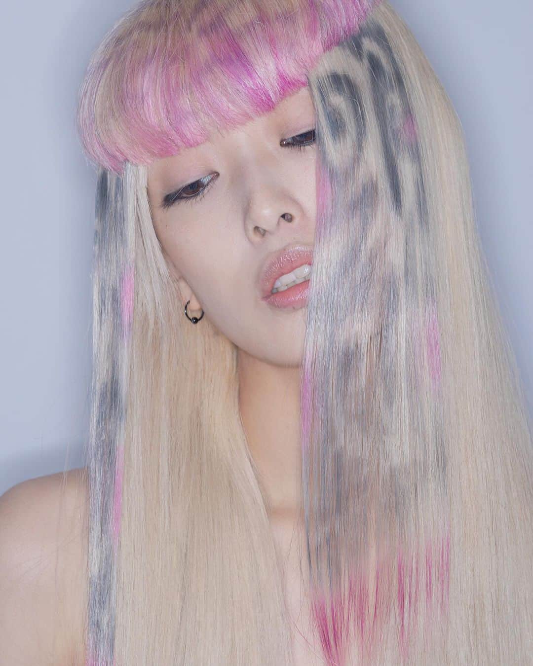 河野富広のインスタグラム：「Photography @sayaka_maruyama_  Model @__se___na__  Art direction @konomadinc  wig knotted @knotted_by_fanica  #tomikonowig#tomihirokono#konomad#konomadeditions」