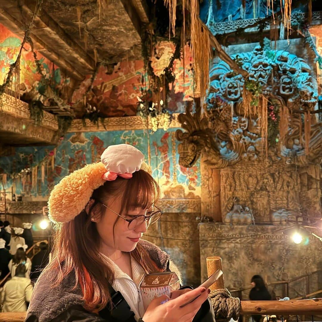 須田亜香里さんのインスタグラム写真 - (須田亜香里Instagram)「11月の想い出〜🍿 ゆうなとディズニーシー行った時の！ めちゃくちゃ楽しかった🥹 反省点は調光レンズの伊達メガネで行ったらクッキーアンがイカつくなったこと🕶️ #ディズニーシー #クッキーアン」12月13日 21時25分 - akarisuda