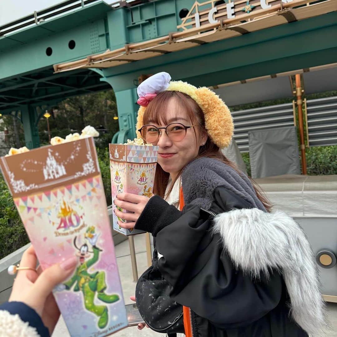 須田亜香里さんのインスタグラム写真 - (須田亜香里Instagram)「11月の想い出〜🍿 ゆうなとディズニーシー行った時の！ めちゃくちゃ楽しかった🥹 反省点は調光レンズの伊達メガネで行ったらクッキーアンがイカつくなったこと🕶️ #ディズニーシー #クッキーアン」12月13日 21時25分 - akarisuda