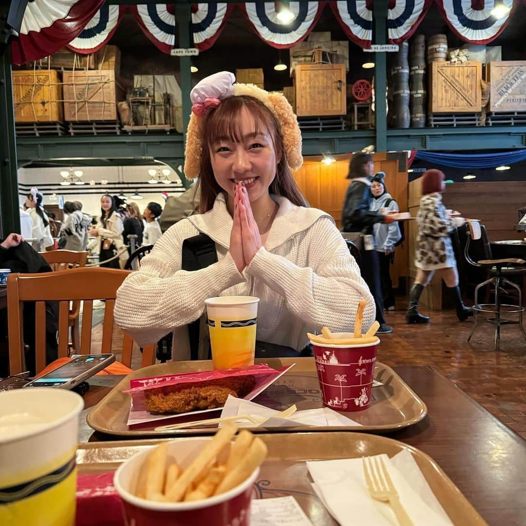 須田亜香里さんのインスタグラム写真 - (須田亜香里Instagram)「11月の想い出〜🍿 ゆうなとディズニーシー行った時の！ めちゃくちゃ楽しかった🥹 反省点は調光レンズの伊達メガネで行ったらクッキーアンがイカつくなったこと🕶️ #ディズニーシー #クッキーアン」12月13日 21時25分 - akarisuda