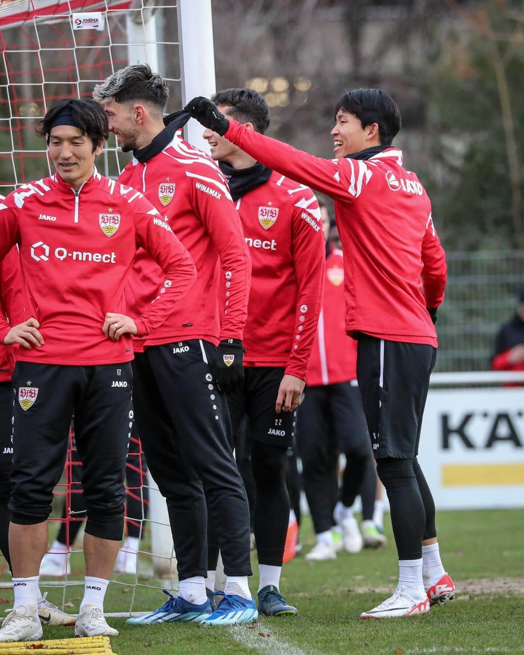 VfBシュトゥットガルトさんのインスタグラム写真 - (VfBシュトゥットガルトInstagram)「Happy faces im öffentlichen Training! 🥰❤️✌️ _ #VfB #vfbstuttgart #vfbstuttgart1893 #auscannstatt #furchtlosundtreu #VfBInsta」12月13日 21時30分 - vfb