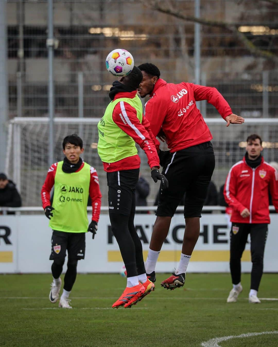 VfBシュトゥットガルトさんのインスタグラム写真 - (VfBシュトゥットガルトInstagram)「Happy faces im öffentlichen Training! 🥰❤️✌️ _ #VfB #vfbstuttgart #vfbstuttgart1893 #auscannstatt #furchtlosundtreu #VfBInsta」12月13日 21時30分 - vfb