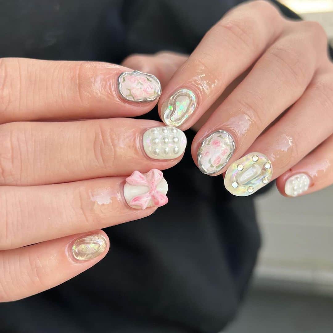 江籠裕奈さんのインスタグラム写真 - (江籠裕奈Instagram)「⁡ 卒業ネイル！可愛い！ ネイルはきらっきらの盛り盛りが好きなので👼🏻」12月13日 21時33分 - egochan_329