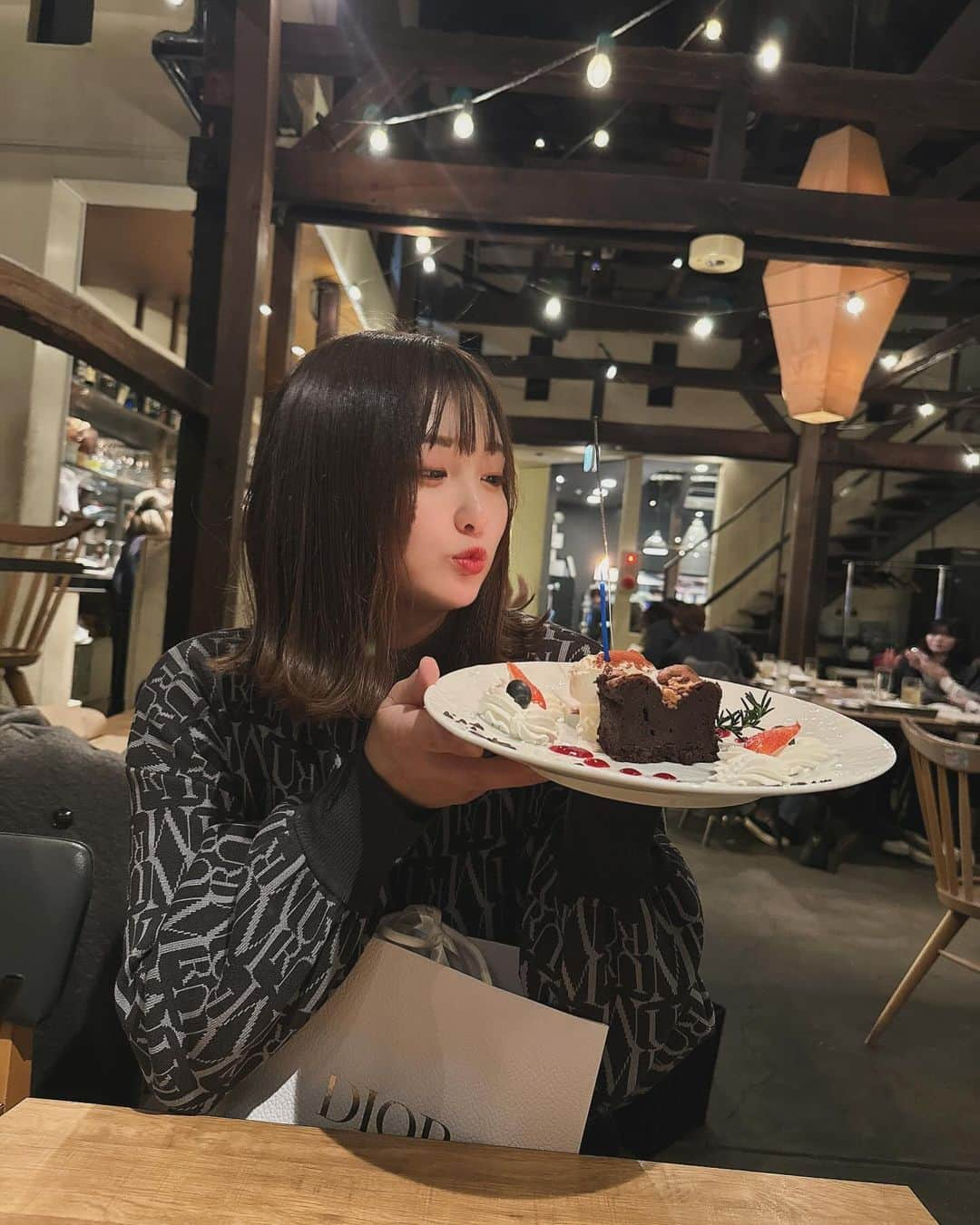 かやくまのインスタグラム：「まいたまちゃんが少し早めのお誕生日祝いしてくれた🥳 大人になってからこんな仲良い友達出来て、こんなサプライズもされる事ないからほんとに嬉しい☺️ ずっとも❤️❤️らぶ❤️」