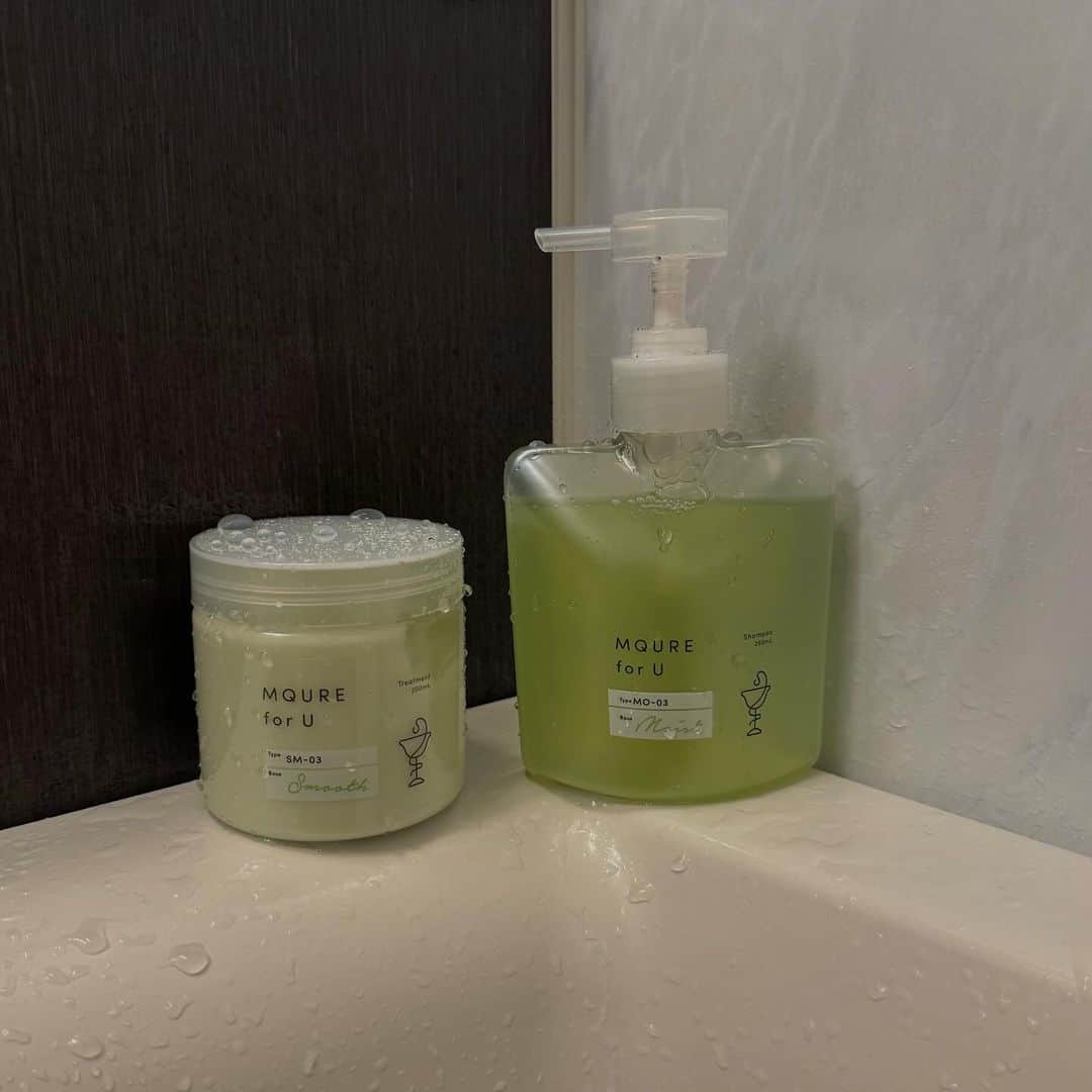 所谷舞のインスタグラム：「順調に伸ばし続けてる最近のヘアケアについて🛁  @mqure.officialでは 13の質問に答えてWEB診断すると パーソナライズされたシャンプー・トリートメントが届くの🧼  自分に合ったケアが出来るので これから乾燥が気になる季節なのでしっとりするタイプを選びました！ 季節によって変えるのも良さそう🙆‍♀️ 私はフローラル、ハーブ、ウッディの入った香りを選んだ🌿  マツキヨ・ココカラの公式オンラインショップのみでの販売なので ぜひ気になる方はチェックしてみて下さい🌼  #PR  #MQURE」