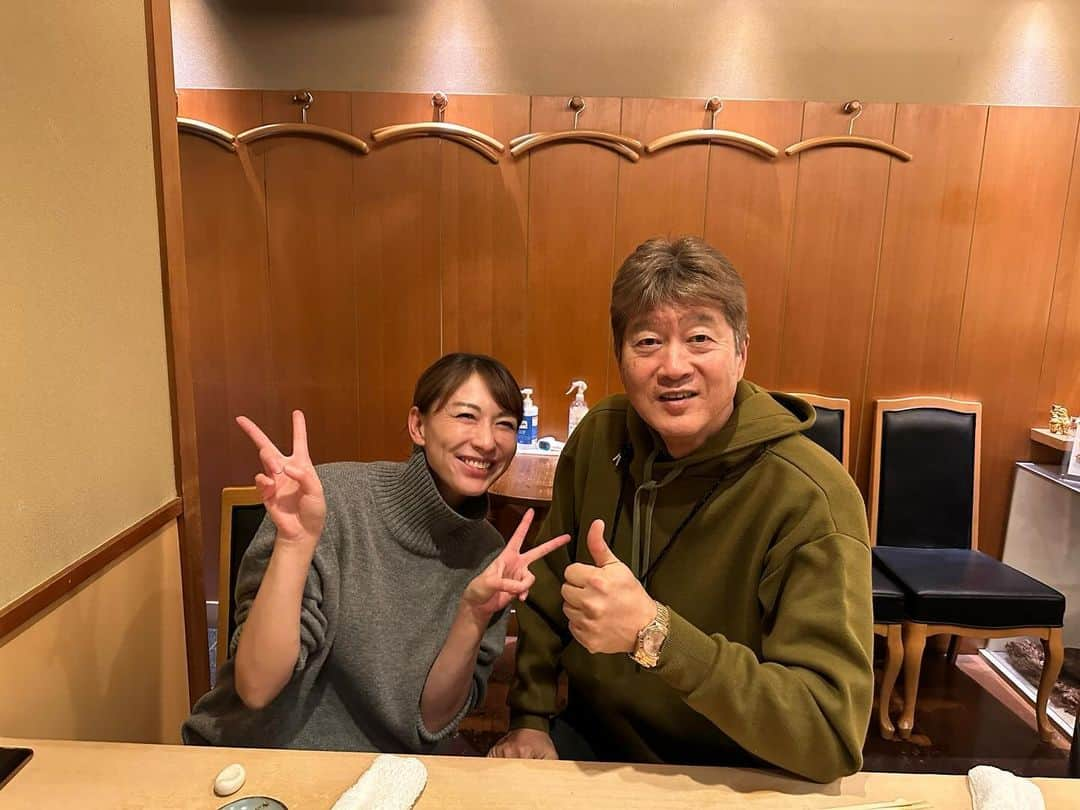 金石昭人のインスタグラム：「カネやんファミリー バドミントン🏸の小椋久美子さんが来店👏 うちのかあちゃんの後輩😄 沢山食べて🍣沢山飲んで🍾 帰りんさいよ👍 有難う有難う‼️ どや  #カネやんファミリー #小椋久美子さん  #バドミントン #ファミリー #どや」