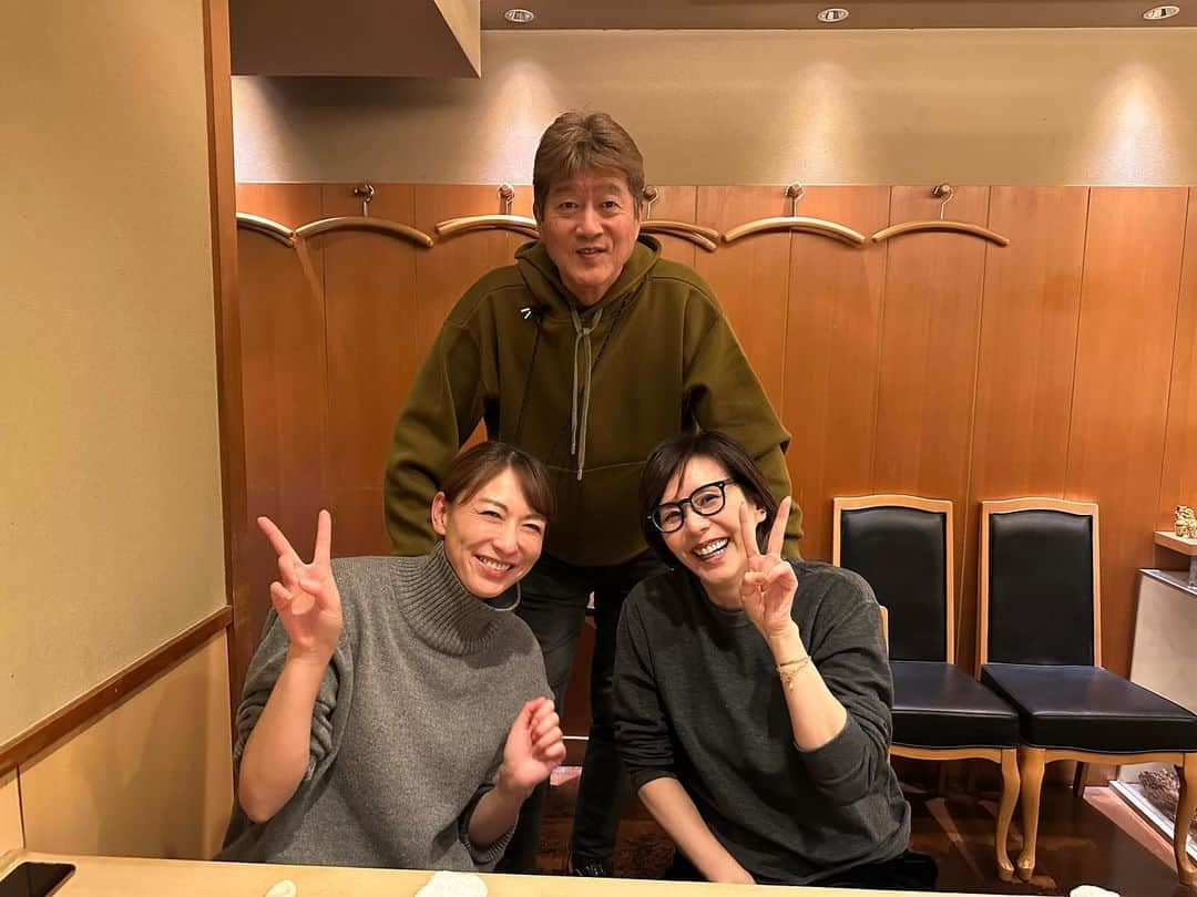 金石昭人さんのインスタグラム写真 - (金石昭人Instagram)「カネやんファミリー バドミントン🏸の小椋久美子さんが来店👏 うちのかあちゃんの後輩😄 沢山食べて🍣沢山飲んで🍾 帰りんさいよ👍 有難う有難う‼️ どや  #カネやんファミリー #小椋久美子さん  #バドミントン #ファミリー #どや」12月13日 21時38分 - kaneishiakihito