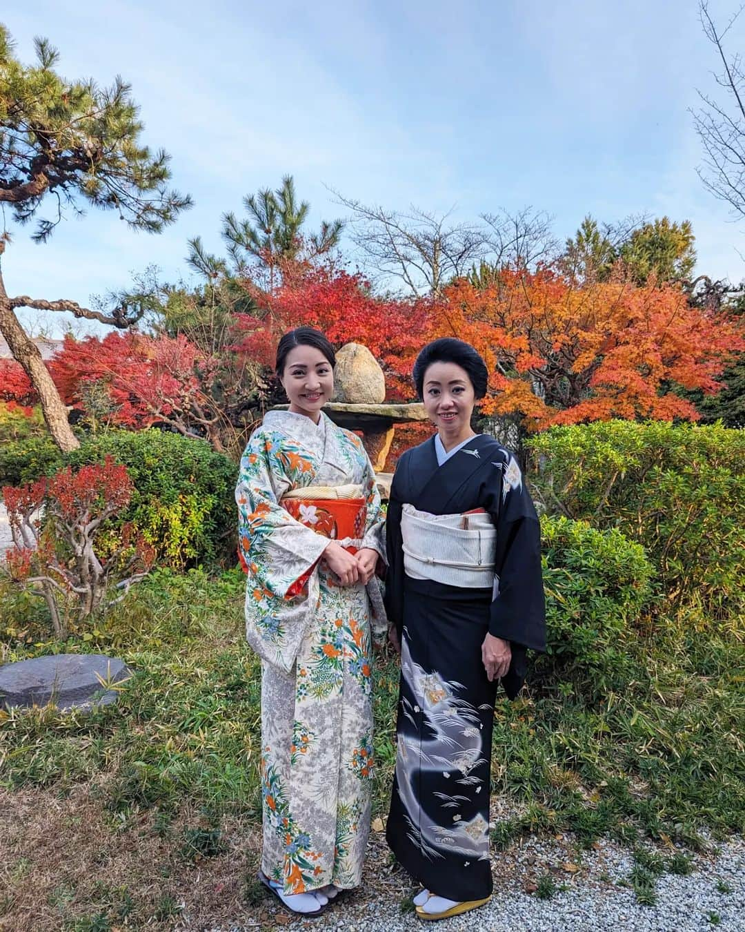 Hiromi Tomiiのインスタグラム：「次世代の芸妓（古都花）を目指すことになりました😊♥ 先日2回目のつるやさんへ 奈良で芸妓の菊乃さんとお稽古😊　 御縁がありまして、奈良にお住いで唯一現役の芸妓さんは菊乃さんだけで、菊乃さんが奈良の花街文化継承のため発起人となり次世代の芸姑を育てるプロジェクト。 なんと一番最初の合格者として選んでいただきました。 最終私を入れて3人合格😊♥ 3人で菊乃さんのもとで次世代の芸妓（古都花）目指してお稽古受けることに😇😇 次世代のということで、働きながら今の生活を続けつつ、二足のわらじということになります◎　 お顔見せ（デビュー）は1年後😊（だそうです） . なんとまぁ人生なにがあるか分からんですね😊 ハレの日の着物は菊乃さんがそれぞれに選んでくださり着付けてくださいました😊　 ごえんにかんしゃです😊 . . 一緒に頑張る素敵なお二方は、またの投稿で ご紹介させてくださいませませませませ😊♥ たくさんお話したけどほんとに素敵なメンバーで幸せます😊♥ . たくさんお写真も頂いたのでまたアップします😊♥ . #紫翠ラグジュアリーコレクションホテル奈良 #古都花　（#奈良次世代芸姑） #nara #narajapan #奈良　#奈良観光　#奈良散歩 #関西　#奈良旅　#着物　#kimono #お稽古　#traditional  #japan #芸妓　#芸妓さん」