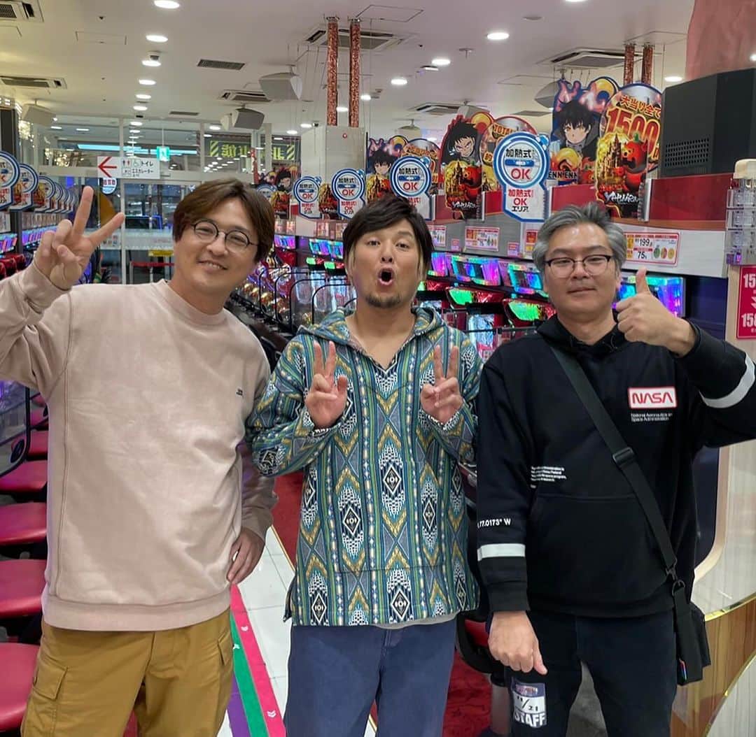 酒井一圭さんのインスタグラム写真 - (酒井一圭Instagram)「ようやく会えたのよ 千葉県立柏西高等学校 今は柏の葉高校  ここで世界のKIJIMAと 出会ったのは 皆さんご存知かと思います  １つ下の世代に サンボマスターのドラム 木内くんがいたのよ  文化祭では 木島と木内は同じバンド 最後に私が所属していた ブルーハーツのコピーバンドが 登場してみたいな😊  もう30年前だよ！  嬉しい再会でございました！ いつの日か サンボマスターVS純烈 あるかもしれません😊  「SHOW激！今夜もドル箱！」  12月19日(火)  25時00分～ テレビ東京  ＭＣ純烈とゲストの軽快なトーク＆パチンコ真剣勝負！  今回は、なんとアーティスト？対決。 サンボマスターのドラムス・木内泰史 モノマネ芸人みかん パチンコ・スロット好きの2人がゲスト  30年振りの再会!? 純烈リーダー酒井と木内の縁とは…!? 逆転も可能なＳＨＯＷ激！チャンスは出るのか？ ビギナーからコアなファンまで楽しめる パチンコバラエティー番組です！  【МＣ】酒井一圭・後上翔太 【ゲスト】木内泰史（サンボマスター）・みかん 【ドル箱ナビゲーター】森本レオ子」12月14日 8時46分 - sakaikazuyoshi