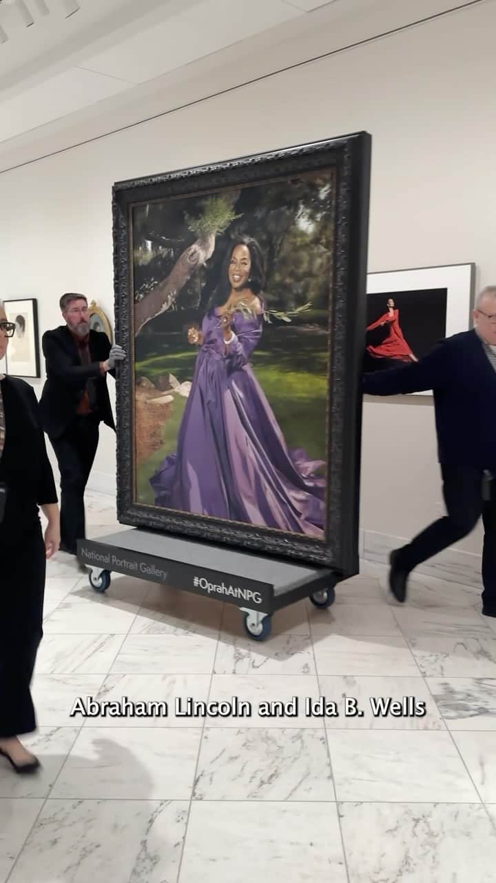 スミソニアン博物館のインスタグラム：「Behind the scenes today, we revealed a newly-commissioned portrait of @Oprah. The painting, by Chicago-based artist Shawn Michael Warren, is now on display in the National Portrait Gallery. Come check it out! #OprahAtNPG  Credit: Oprah Winfrey by Shawn Michael Warren, oil on linen, 2023. National Portrait Gallery, Smithsonian Institution.」