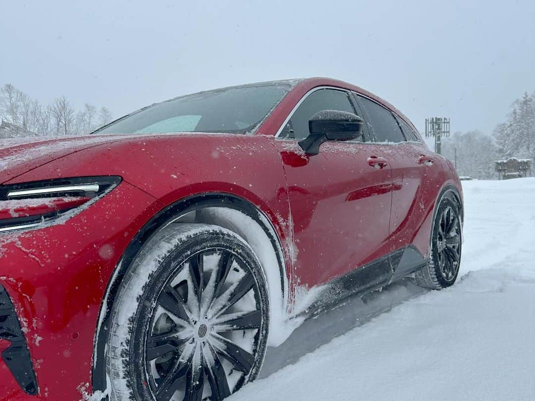 清水宏保さんのインスタグラム写真 - (清水宏保Instagram)「TOYOTA新型クラウンスポーツで ヨコハマのスタッドレスタイヤ 【iceGUARD7】の体験取材で北海道大雪旭岳へ行ってきました。  今年の北海道は雪が全くない中で昨日はドカ雪で撮影日和ではなく雪で撮影できないほど降ってました。  取材記事はまだまだ先ですが掲載が近くなりましたら 告知させて頂きます。  それにしてもクラウンスポーツかっこいい😎  #ヨコハマタイヤ #スタッドレスタイヤ #アイスガード7 #yokohama #iceGUARD7 #TOYOTA #トヨタ #トヨタクラウンスポーツ #クラウンスポーツ #旭岳」12月14日 7時14分 - shimizu27hiroyasu