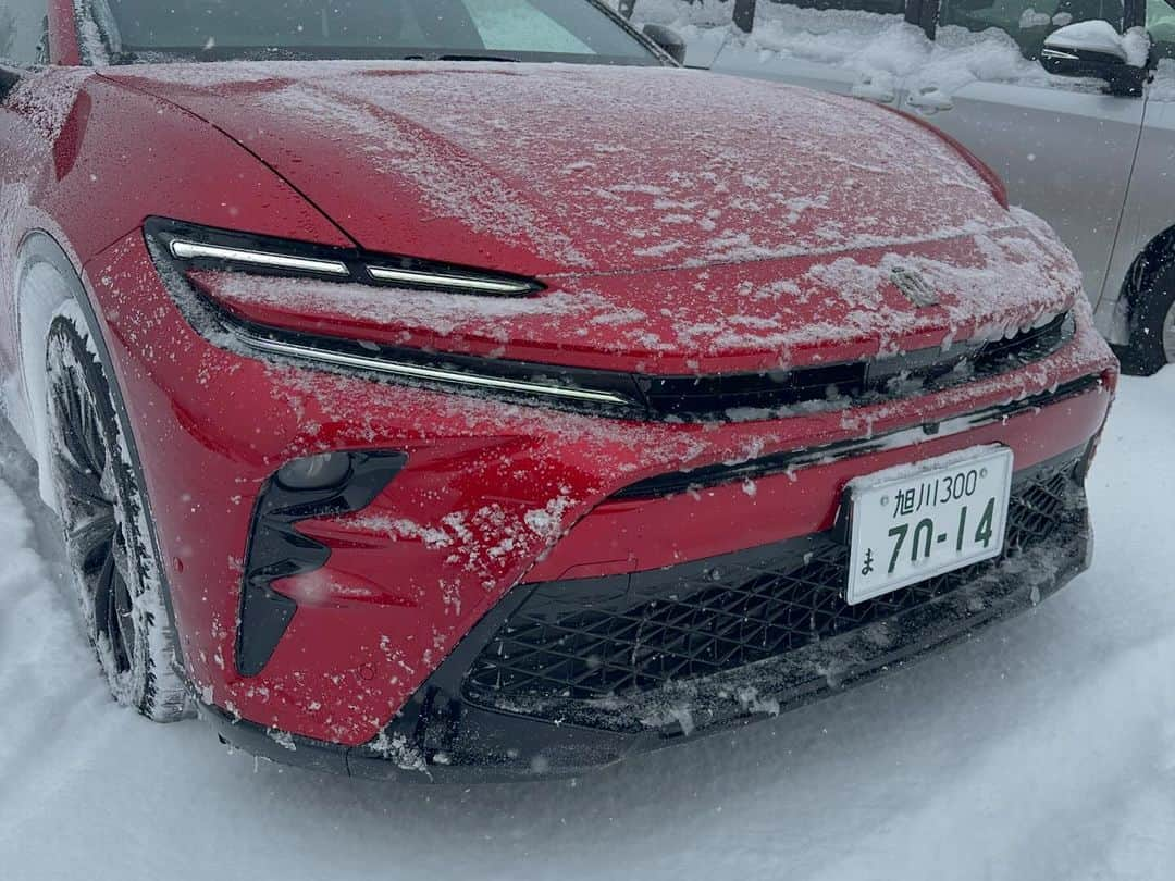 清水宏保さんのインスタグラム写真 - (清水宏保Instagram)「TOYOTA新型クラウンスポーツで ヨコハマのスタッドレスタイヤ 【iceGUARD7】の体験取材で北海道大雪旭岳へ行ってきました。  今年の北海道は雪が全くない中で昨日はドカ雪で撮影日和ではなく雪で撮影できないほど降ってました。  取材記事はまだまだ先ですが掲載が近くなりましたら 告知させて頂きます。  それにしてもクラウンスポーツかっこいい😎  #ヨコハマタイヤ #スタッドレスタイヤ #アイスガード7 #yokohama #iceGUARD7 #TOYOTA #トヨタ #トヨタクラウンスポーツ #クラウンスポーツ #旭岳」12月14日 7時14分 - shimizu27hiroyasu