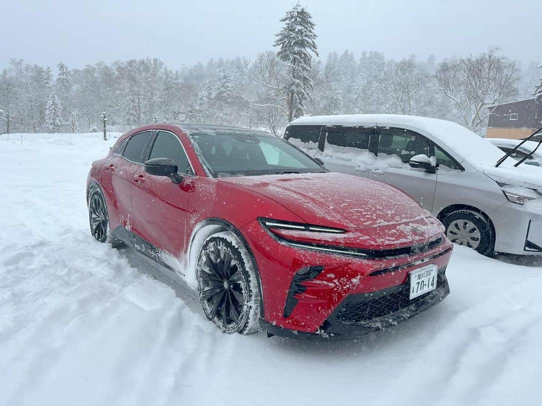 清水宏保のインスタグラム：「TOYOTA新型クラウンスポーツで ヨコハマのスタッドレスタイヤ 【iceGUARD7】の体験取材で北海道大雪旭岳へ行ってきました。  今年の北海道は雪が全くない中で昨日はドカ雪で撮影日和ではなく雪で撮影できないほど降ってました。  取材記事はまだまだ先ですが掲載が近くなりましたら 告知させて頂きます。  それにしてもクラウンスポーツかっこいい😎  #ヨコハマタイヤ #スタッドレスタイヤ #アイスガード7 #yokohama #iceGUARD7 #TOYOTA #トヨタ #トヨタクラウンスポーツ #クラウンスポーツ #旭岳」