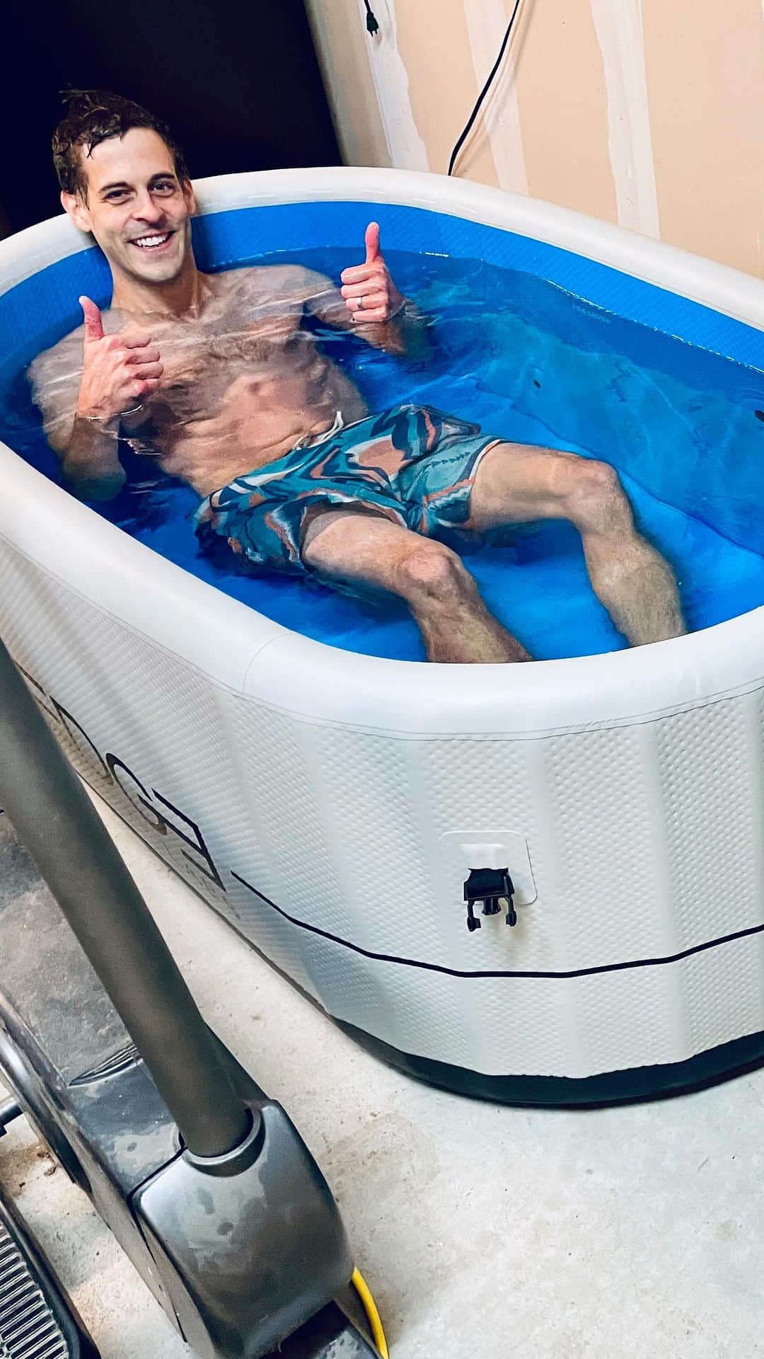 デリック・ディラードのインスタグラム：「🧊❓Have you ever tried cold water therapy? 🧘🏻‍♂️I’ve known of the benefits of cold water for athletic recovery for years (lots of experience with my legs in buckets of ice water after a high school cross country race or training), but it’s only been in the last few years that I’ve actually considered the other additional benefits to cold water therapy.   🧊Over the last few years, I have started practicing cold water therapy methods for more than just athletic recovery. I have found the techniques to be very helpful in relieving stress, increasing focus and boosting the immune system among other things. ✅  🧊When I first started, I just used the cold shower, and then I’d sometimes immerse in outdoor cold bodies of water when possible, and then eventually I would use tons of bags of ice in an ice barrel to get the immersive cold water effect.   🧊No more bags of ice necessary or problems with inconsistent access to cold water! I am excited to #partner with @edgetheorylabs and use their cold tub now at home! (+ I have a discount code for y’all below!) Their tub continuously filters and regulates the water to as low as 37 degrees, though my wife @jillmdillard loves that it also doubles as a hot tub since it can quickly heat up to 105 degrees! It is portable and made with tough, military grade technology. ✅   🧊Check out the direct link in my stories ⬆️ or go here to get all the details:➡️ https://www.edgetheorylabs.com/?ref=Z5CA6lXa0Mmxhh   ❗️🧊Don’t forget to claim your ⭐️$150 OFF⭐️with my code: DILLARD  #coldwatertherapy #edgetheorylabs #coldwaterimmersion #wimhof #mentalhealthmatters #athleticrecovery #runlife #coldtub @edgetheorylabs」