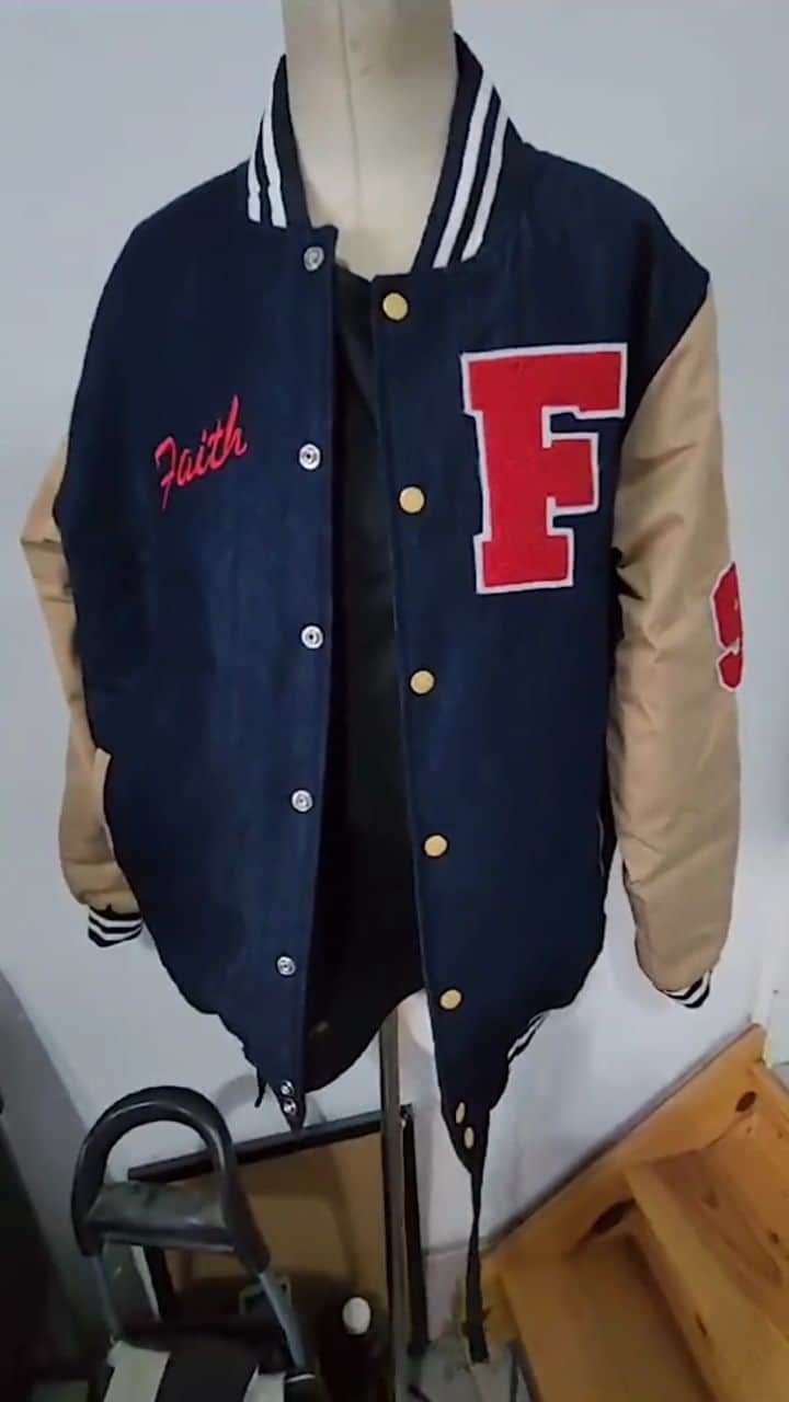 フェイス・エヴァンスのインスタグラム：「#TeamFizzy, head over to @fortheloveoffizzy for a chance to win a custom ‘95 retro jacket. ❤️」