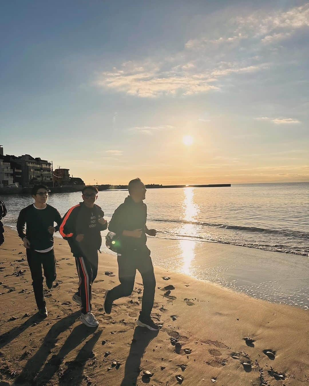 冨沢ノボルのインスタグラム：「同級生、プチランニング🏃🏃🏃  #beach」