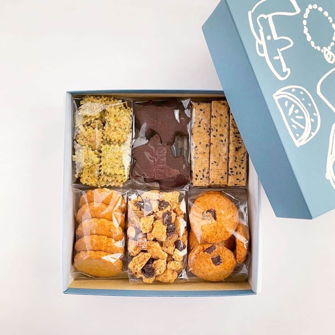 なかしましほ（foodmood）のインスタグラム：「スモーキーブルーのクッキーBOXは、明日お昼で販売終了となります。甘じょっぱいごまみそクッキーや、濃厚なウィンタージンジャーなど、季節限定のお味をこの機会にぜひお楽しみください。」