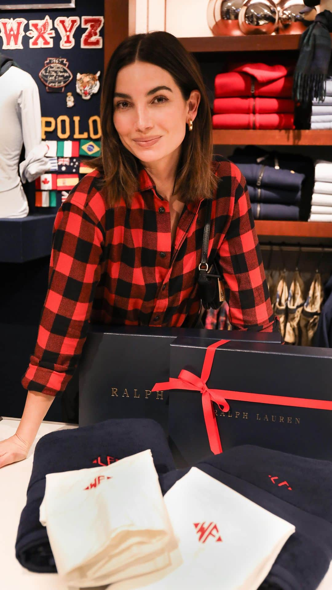 リリー・オルドリッジのインスタグラム：「Gift giving is my love language 🎁🥰 So this year I decided to make the holidays extra special by gifting everyone on my list customizable pieces from the World of @ralphlauren at @bloomingdales 59th Street Polo Custom Shop ❤️ #RLHoliday ad」