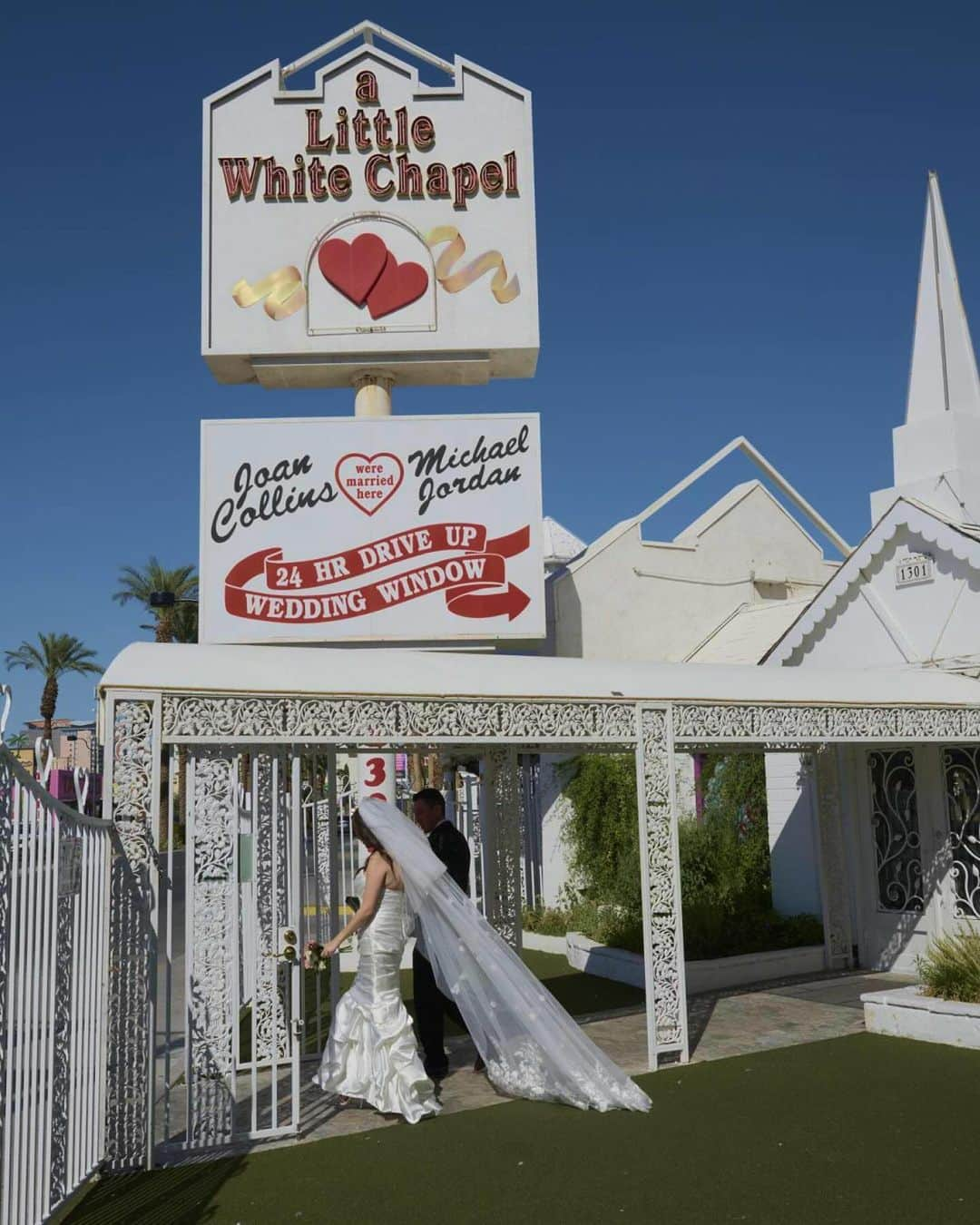 New York Times Fashionのインスタグラム：「After 70 years as the “Wedding Capital of the World,” Las Vegas, the glittering city that attracts thousands of couples seeking unconventional nuptials, has grown beyond the drive-through wedding.  According to the clerk of Clark County, Nevada, about 80,000 couples exchanged wedding vows in Las Vegas in 2022, including some celebrities: Kourtney Kardashian and Travis Barker, and Jennifer Lopez and Ben Affleck. Clark County also issued its five millionth marriage license in 2022.   Elopements have become increasingly popular in recent years, writes @sadibahasan, with many couples opting for more intimate wedding experiences. They’re also a lot cheaper: a marriage license costs $102, and chapel packages are as low as $99.  Explore the history (and future) of Vegas weddings at the link in our bio. Photos by @bridgetkbennett」