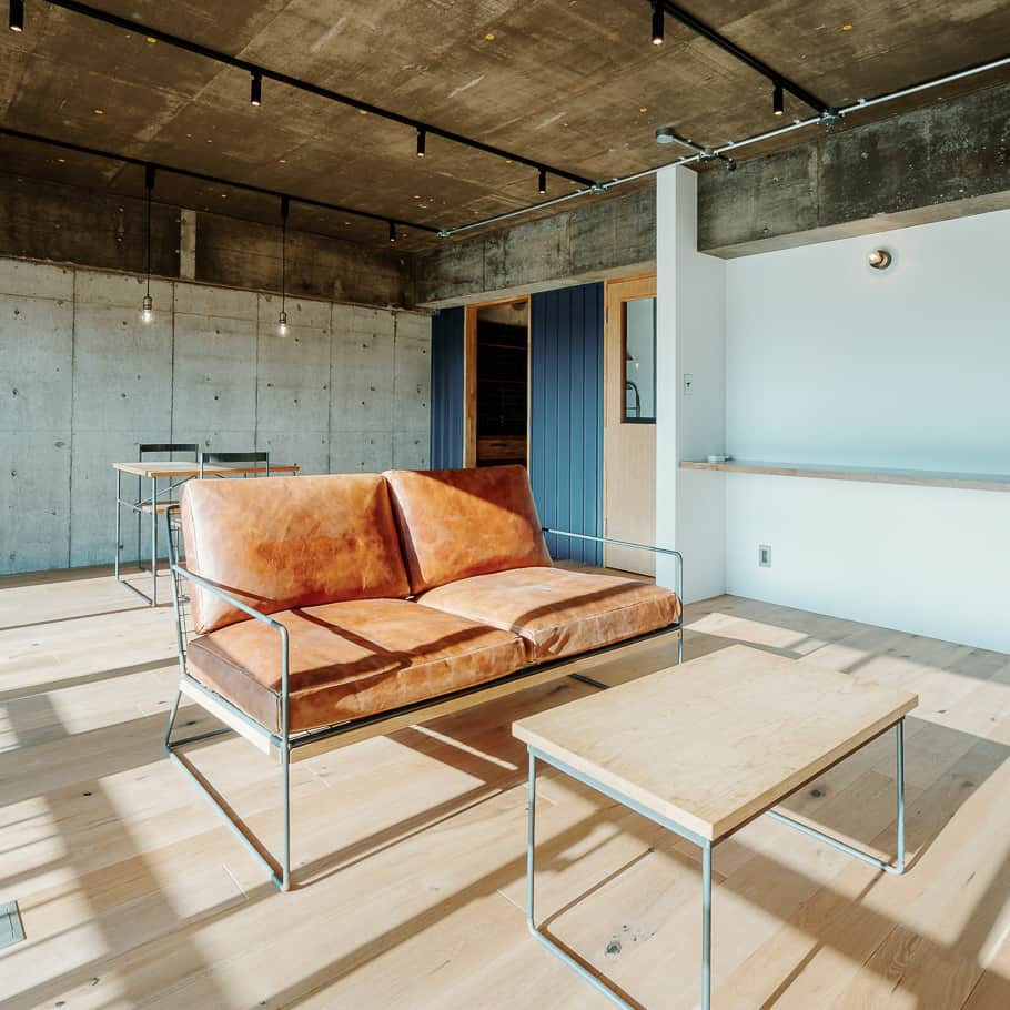 EIGHT DESIGNのインスタグラム：「気に入ったらいいね＆保存お願いします♪ @eightdesign  再販マンションのリノベーション。 61平米、ふたり暮らしを想定した間取りです。  キッチンをガルバリウム鋼板で区切り、カフェ風ではなくカフェがマンションの一室の中にあるかのようなデザインに。  木目が印象的なラーチ合板、鈍い光沢のガルバリウム鋼板、艶やかなタイル、コンクリートの無骨さ、、、 様々な質感の素材が調和して、ひとつの空間を構成しています。  この物件は2680万円で販売中です。 12月16日・17日には内覧会も開催します。  詳しくはエイトデザインのホームページをご覧ください。 @eightdesign  📷RENOVATION WORKS185 埼玉県坂戸市マンションリノベーション 専有面積：61.94m2 間取り：1LDK 事例詳細はWEBをチェック👀 @eightdesign 〰︎〰︎〰︎〰︎〰︎ 📺家づくりの相談はコメントでお気軽に☺️ @eightdesign 〰︎〰︎〰︎〰︎〰︎ 🎪店舗デザイン事例集 @eightdesign8shop 🏢オフィスデザイン事例集 @office8eightdesign 🐕スタッフの日常 @eightdesign_2nd 〰︎〰︎〰︎〰︎〰︎ #リビングインテリア  #マンションインテリア #マンションリノベーション  #リノベーションマンション #eightdesign #エイトデザイン #リノベーション #renovation #livinginterior #interiordesign #interior」