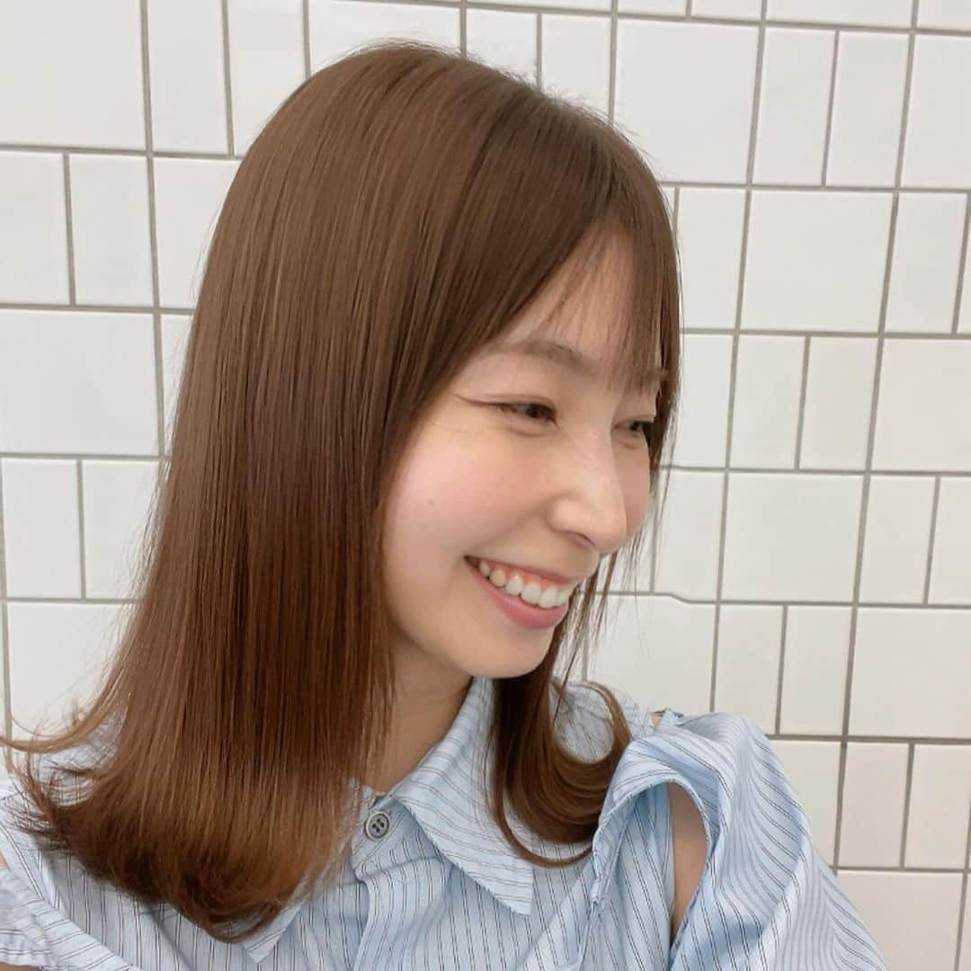 高橋里帆のインスタグラム：「お気に入りのスティーブンノルプロフェッショナルのヘアケアシリーズ『コアリニュー』 昔から愛用しているトップヘアスタイリスト　スティーブン・ノルが手掛けるヘアシリーズ！ とっても信頼しているブランドです。 今回、またもや驚かせてくれました！ 感動的な仕上がりに私の中の殿堂入りコスメ間違いなしです！ 今回はMaison KOSÉ銀座のブロウバーにて、現役スタイリストの方から髪のアドバイスや商品の特徴などを聞きながら、ヘッドスパを体験させて頂きました。 洗い上がり、乾かした手触りどれをとっても感動的な仕上がりです。 『余分な成分でごまかさず、髪をしっかりなめらかにしてくれる』というのが正直な感想です。  毎日の事だから髪に良いものを使いたいのは当たり前。しかもサロンに行ったかのようなケアがホームケアで叶うのは嬉しい。  シャンプーとマスクをカスタマイズして自分流の理想の仕上がりにするのも楽しいですよね。 キメの細かい泡がとっても気持ちよかったです。 ふんわり軽やかな仕上がりに洗い上げてくれる。 アドバンストエアリーシャンプー体験。 その後はトリートメント剤をしっかり揉み込んで1本1本もしっかりケア。 しっかりまとまる髪に仕上げてくれる、アドバンストモイスチュアマスク！ この仕上がり感、歴然！ パサついた髪の毛が、シャンプーとマスクをしただけで、髪の体幹から生まれ変わったかのような仕上がり。カラーリングしていた色さえも変わって見えるほど。 褪色していた髪が生き生きした気がします。  最後にもうひとつ。 髪を乾かす時にはアウトバストリートメントを。 『コアリニュー アドバンスト リペア ミスト』と『コンセントレートヘアセラム』をつけて乾かしただけなんですよ！ しなやかで弾力感のあるのに、重くならずサラサラでエアリーな仕上がりにビックリ！ 見た目の変化だでなく、髪の内側にもアプローチしてくれるし、髪も頭皮もいたわりしっとりとした美髪を目指せます。  スタイリングしやすい、まとまりやすい髪に！  ヘアアイロンで巻いてもすぐに取れてしまう人や乾燥・うねりが気になる人、弾力がない人など髪悩みはたくさんありますが、アイテムを組み合わせるだけで髪悩みを解消できるので、是非チェックしてみて下さい。  ホームケアでここまで変わるとは！ 毎日の事なのでヘアケアのアイテム選びは大事ですね。 は 使用アイテム ・スティーブンノル　プロフェッショナル　コアリニュー　アドバンス  トエアリーシャンプー ・スティーブンノル　プロフェッショナル　コアリニュー　アドバンストモイスチュア　マスク ・スティーブンノル　プロフェッショナル　コアリニュー　アドバンスト　リペア　ミスト  #PR#スティーブンノル#ヘアケア#乾燥うねり#うねり#くせ毛」