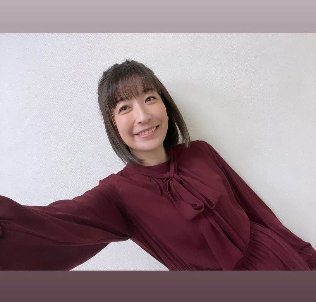 小野真弓のインスタグラム：「おはようございます☺️  なんとなく、赤とか緑とか 衣装も、クリスマスモード🎄🙋‍♀️✨ 皆様、クリスマスはどう過ごされますか❓  私は、 去年は、正月飾りを作っていたなー🎍 今年は、ハズバンダリートレーニングの講習を🐾  クリスマスらしいことは特に毎年殆どしませんが、、 この時期の街のキラキラワクワク感が好き☺️🎄✨  今年もあと半月ほど。。 今日も 良い一日をお過ごしください☺️  #犬と猫のいる暮らし #犬猫日記 #今日も変わらずみんな元気です #何はなくとも平和がいちばん  🙋‍♀️ 学び始めた ハズバンダリートレーニーング🐾  人間が力で制することなく、 動物自身が選んで、 すすんで楽しく協力してくれるようになる、 トレーニング☺️  動物に優しい、理想の形、、🥺✨  犬猫にと、私は思っていますが、 なんと、お魚さんにもトレーニングできるんですって！🐟 動画を見せてもらって、びっくりしたよ🫢✨  まだ、受けた授業一回なので、 ワケワカメだけど わくわくが止まらない😆🐾」